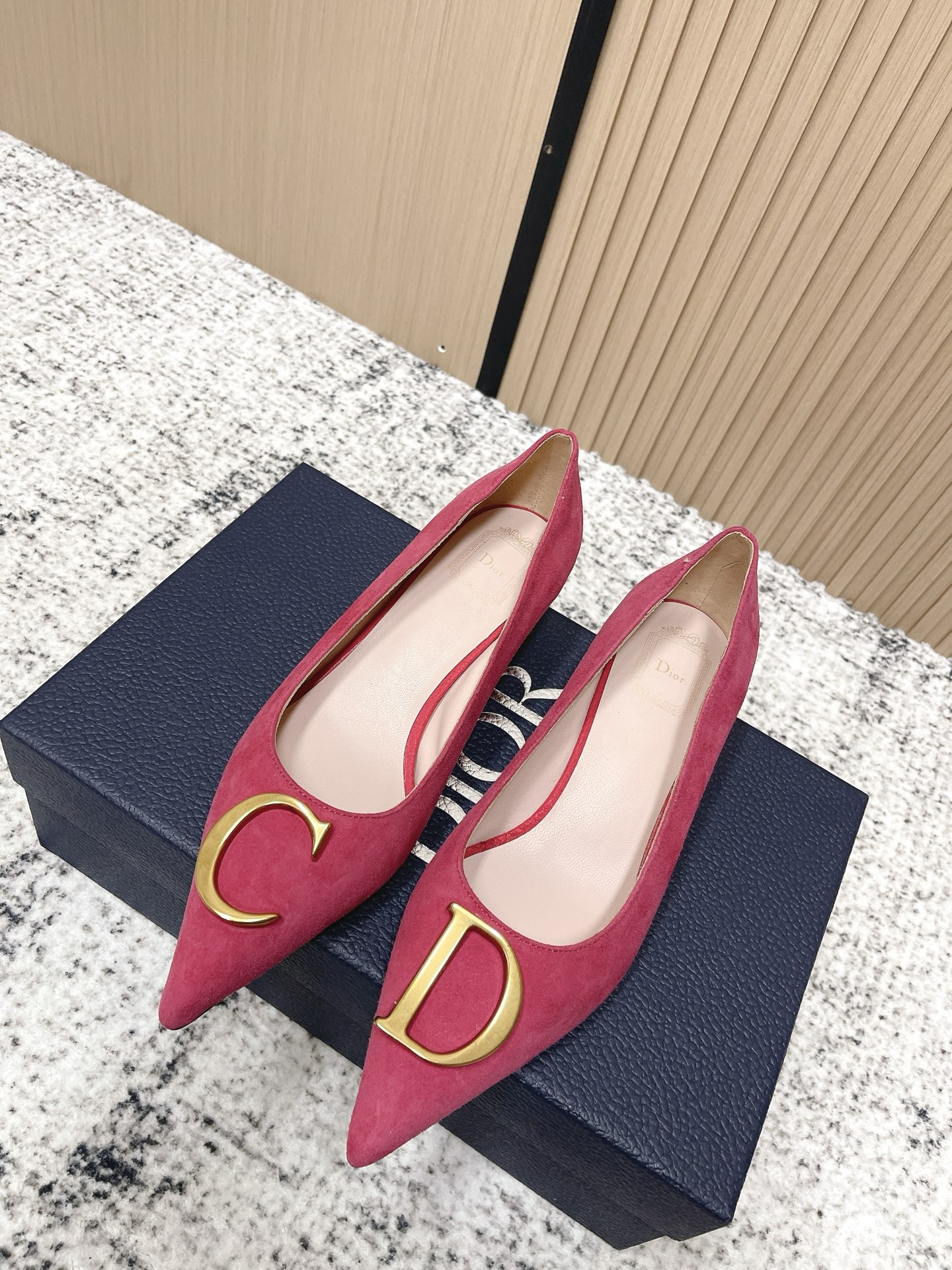 NO:669913,Top version Dior Dior 26/ss spring and summer catwalk new CD metal buckle high heels Dior 2026 spring and summer series high heels, by Jonathan  Anderson design, black pointed toe + gold CD metal buckle, elegant and modern. Stiletto heel about 8-10cm, modifying the leg shape, elongating the proportion, suitable for formal occasions such as the workplace and banquets. The upper is made of high-quality leather, soft to the touch and comfortable to wear. The CD metal buckle is a classic symbol of Dior, highlighting the brand's history and innovation. The overall design combines classicity and playfulness, and is a symbol of modern femininity and confidence. Fabric: Original cowhide/cow suede Lining: Sheepskin Sole: Italian genuine leather sole  Heel height: 3.5/8cm Size: #35-41 (customized at 40.41), high heels, dior, dior, high heels, cowhide, sheepskin19860909顶级版本 Dior 迪奥 26/ ss 春夏 走秀新款 CD金属扣 高跟鞋 Dior 2026春夏系列高跟鞋,由Jonathan Anderson设计,黑色尖头+金色CD金属扣,优雅又有现代感.细高跟约8-10cm,修饰腿型,拉长比例,适合职场、宴会等正式场合.鞋面优质皮革,触感柔软,穿着舒适.CD金属扣是Dior经典标志,彰显品牌历史与创新.整体设计融合经典与玩味,是现代女性气质与自信的象征. 面料: 原版牛皮/牛反绒 内里: 羊皮 鞋底: 意大利真皮底 跟高: 3.5/8cm Size: #35-41(40.41订做）,高跟鞋单鞋,dior,dior,high heels,cowhide,sheepskin,Women's Shoes