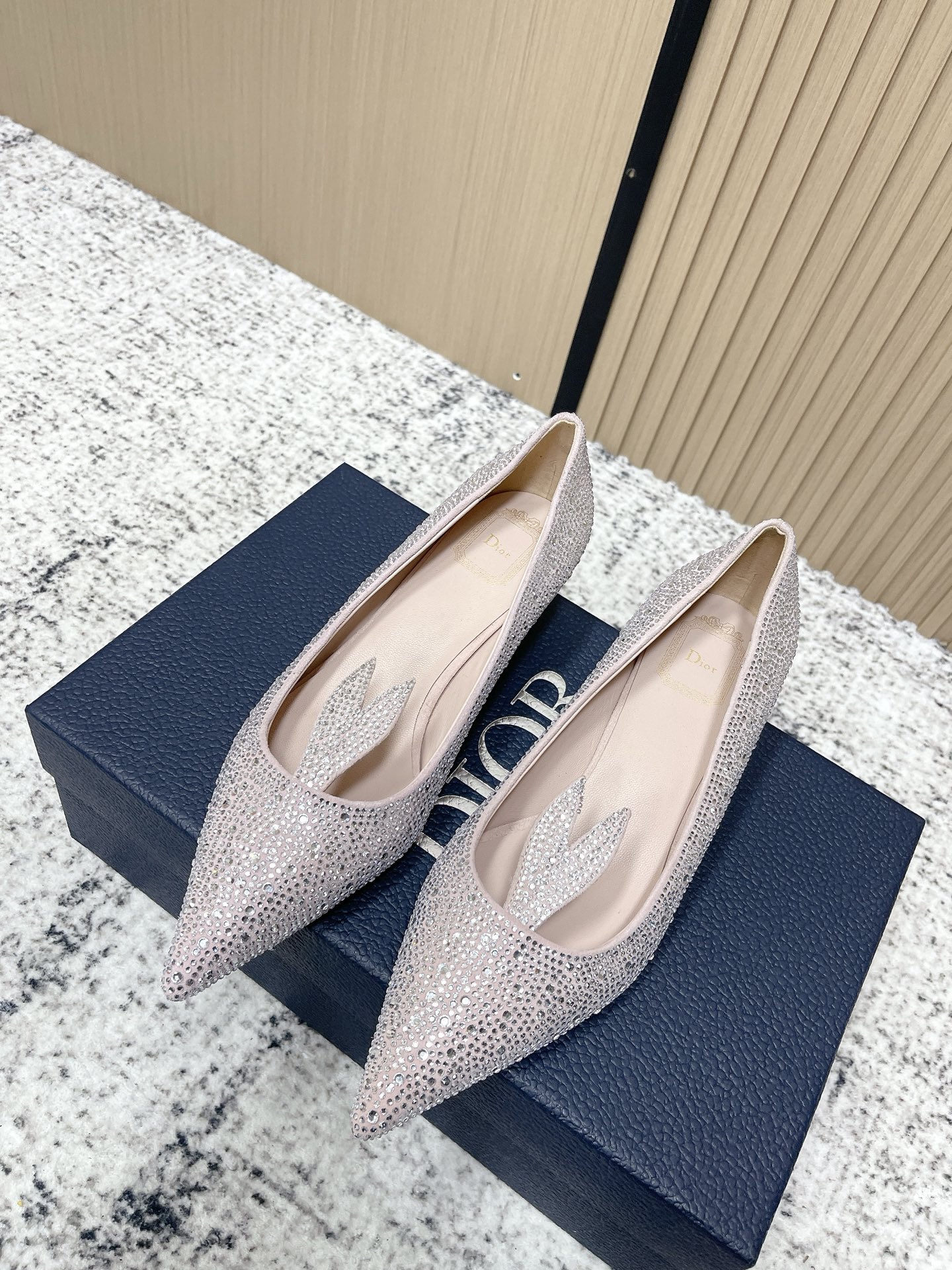 NO:669910,Top version Dior Dior 26/ Ss early spring catwalk new style rabbit ears, rhinestones, high heels, single shoes. The much-anticipated Dior 2026 spring and summer series was released in Paris yesterday. Jonathan Anderson presented a wonderful show with strong personal characteristics and an eclectic mix of classic elements from all periods of the brand.  Let’s take a look at the footwear section first. In addition to the fish-mouthed shoes decorated with bows that were exposed earlier, there are also pointy-toed shoes decorated with bunny ears, which are very smart and cute!  Fabric: Cowhide/rhinestone Lining: Sheepskin Sole: Leather outsole Size: #35-41 (customized at 40.41), single shoes, dior, dior, high heels, cowhide, sheepskin, Leather soles19860909顶级版本 Dior迪奥 26/ Ss 早春 走秀新款 兔耳 水钻 高跟鞋 单鞋 备受瞩目的 Dior 2026春夏系列昨日在巴黎发布,Jonathan Anderson 呈现一场极具个人特色、同时又兼收并蓄品牌各个时期经典元素的精彩大秀. 先来看看鞋履部分.除了早先曝光的蝴蝶结装饰鱼嘴鞋外,更多出现的是点缀了兔子耳朵一般的尖头鞋,很灵动可爱！ 面料: 牛皮/水钻 内里: 羊皮 鞋底: 真皮大底 Size: #35-41 (40.41订做）,单鞋,dior,dior,high heels,cowhide,sheepskin,Leather soles,Women's Shoes