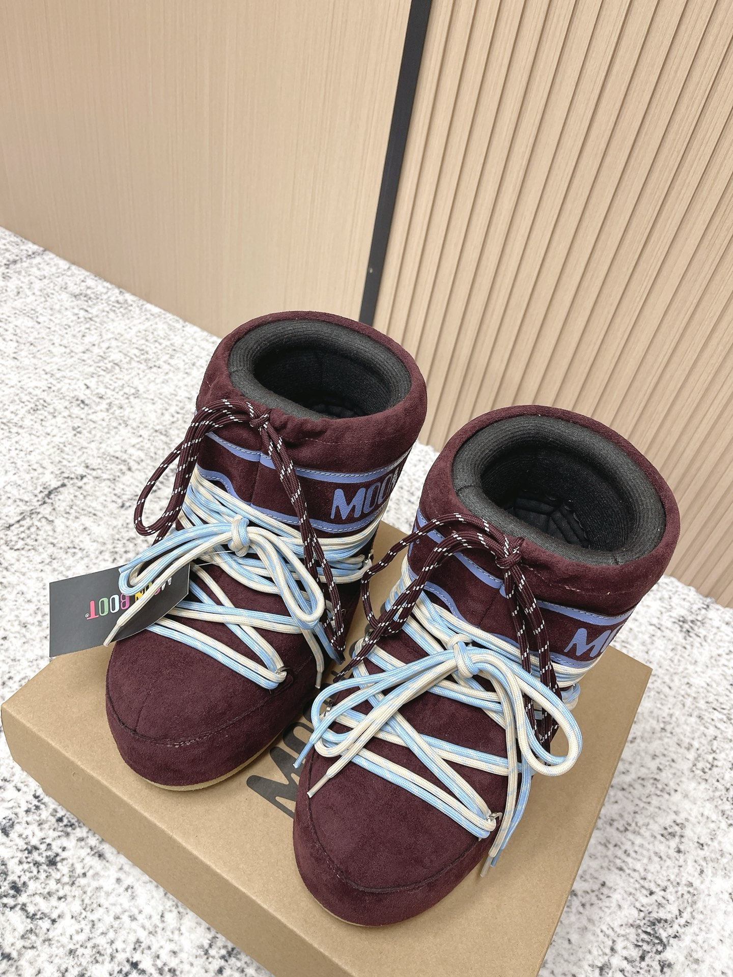 NO:669908,The top version of Moon Boot 2025 vs. the hottest snow boots series in autumn and winter... [Ugly Moon Snow Boots] Forget UGG, fashionable people are wearing Moon Boot snow boots. If you find it difficult to accept the revival of UGG, then there is now a more alternative snow boot that is back, with an inner height of 4 cm. That is the Moon Boot. It was already very popular in the millennium. Back then, Paris Hilton and Victoria Beckham  Celebrities often wear it, and now the Y2K trend is popular again. The same style is worn by young people in QQ shows, and the ugly snow boots that are shown by thousands of people have become popular again, regardless of men and women. They look slim and warm and easy to wear... Fabric: Original customized / cowhide / woven wool / high mercerized waterproof cloth Lining: original silk cotton liner Foot: original silk cotton liner Outsole: original molded two-color anti-slip outsole  Bottom thickness: 4cm (including inner height increase) Size: 35-40 (customized at 41.42.43), snow boots, boots, cowhide19860909顶级版本 Moon Boot2025vs秋冬季爆款雪地靴系列……【丑萌月亮雪地靴】 忘了UGG吧,时髦人都在穿Moon Boot雪地靴 如果你难以接受UGG的复兴 那现在有一款更另类的雪地靴又杀回来了,内增高4 cm 那就是Moon Boot月亮靴 在千禧年就已经非常火了 当年paris hilton、victoria beckham  等名人经常穿它,如今Y2K风潮再次流行,痞幼同款QQ秀穿搭,万人大秀的丑萌雪地靴重新翻红,不分男女不分左右,看着巨无霸巨显瘦还暖和好穿…… 面料: 原版定制/牛皮/织毛/高丝光防水布 内里: 原版丝绵内胆 垫脚: 原版丝绵内胆 大底: 原版开模双色防滑大底 底厚:4cm（含内增高） 码数:35-40（41.42.43定制）,雪地靴,boots,cowhide,Women's Shoes