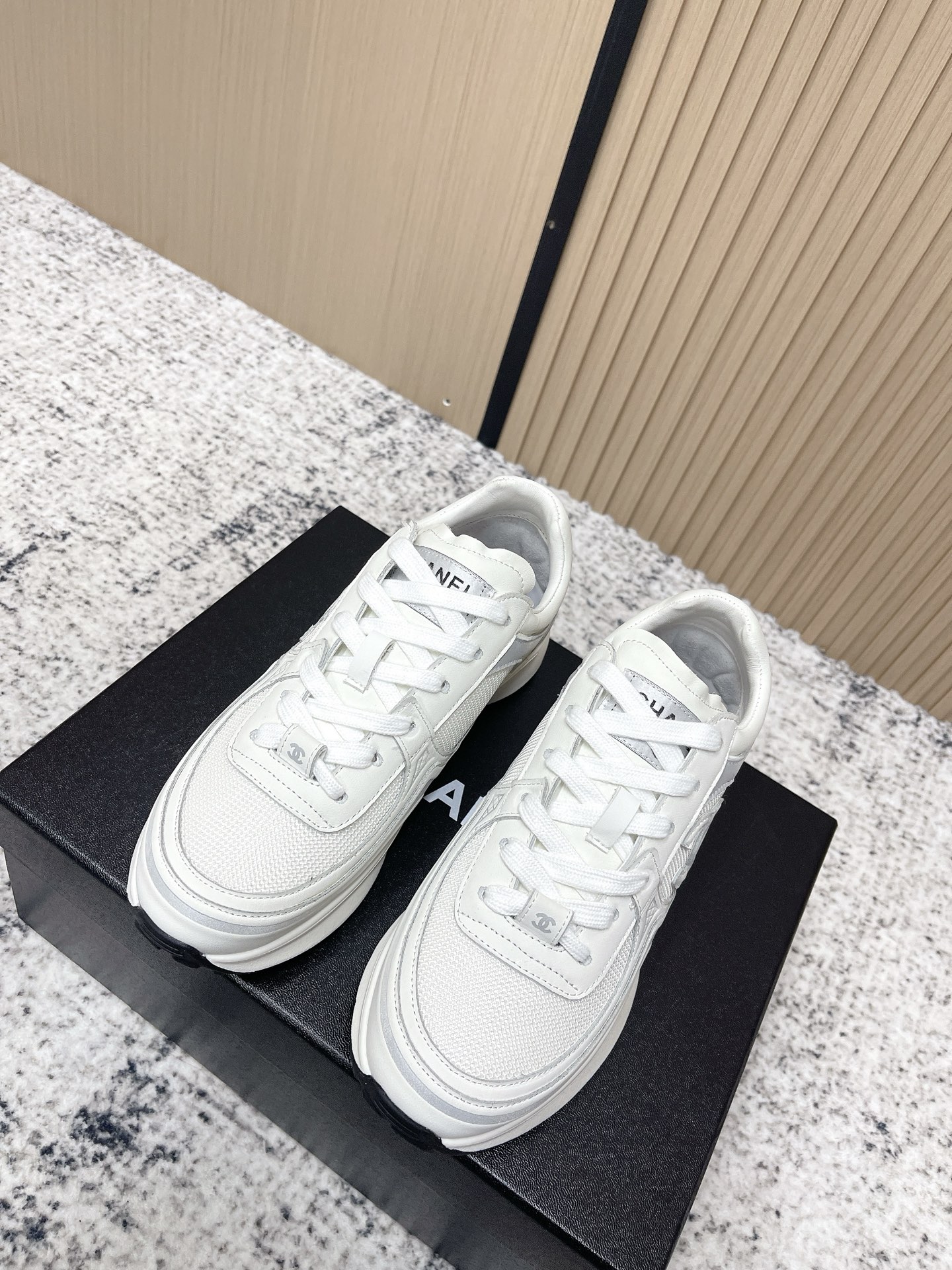 NO:669926,The top version of CHANEL Chanel 26ss spring and summer latest casual sports shoes. Many celebrity Internet celebrities have planted grass. The genuine Taikoo Hui RMB 11830 was purchased and the development details are perfect. The world of the original Chanel has always been a girl's dream. The simple partition design super interprets the multi-texture effect. The most eye-catching LOGO double C is also a favorite. It looks good no matter how you match it on the foot. The effect is completely amazing. I must recommend you to buy this upper with multiple materials splicing style.  Original TPU outsole, color details are compared to the store!  Perfect presentation with zero color difference, every detail is beyond the genuine level!  Getting in and out of the counter is stress-free!  Size 35-41 (40 41 customized), casual shoes/sports shoes, chanel, chanel, sneakers19860909顶级版本 CHANEL香奈儿 26ss春夏最新款 休闲 运动鞋 超多明星网红种草 正品太古汇RMB11830购入开发细节完美对原版香奈儿的世界一直是女生梦寐以求的,简约的隔板设计 超级演绎多重质感效果,最抢眼LOGO双C也是超爱了,上脚怎么搭配都好看效果更是彻底惊艳了我一定要推荐你们入这款鞋面多种材料拼接风格 原版TPU大底 颜色细节均对比专柜！零色差完美呈现 无论任何细节都超越正品级！进出专柜毫无压力！ 码数35-41（40 41定制）,休闲鞋/运动鞋,chanel,chanel,sneakers,Women's Shoes