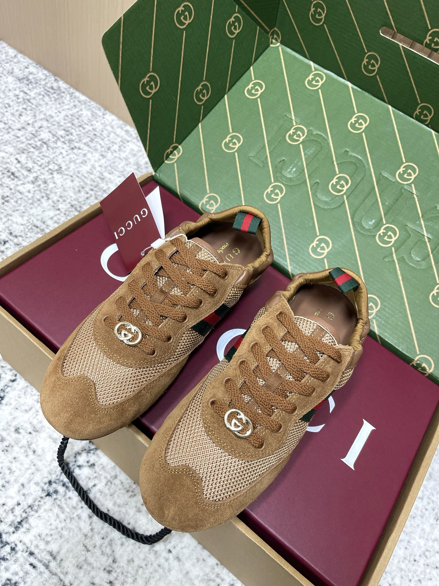 NO:669923,Purchasing level, complete package Gucci Shift series ultra-light casual shoes Forrest Gump shoes are newly launched, with a lightweight design that reinterprets sports fashion. This sneaker has a smooth silhouette with striped webbing and elastic heel design, which interprets exquisite dynamics. The heel can be removable at will to easily create a versatile everyday look. The material is suede sheepskin with mesh/presbyopia/hot diamonds!  Nylon lined sheepskin feet/elastic heel Size 35-40 (40 customized, non-returnable), casual shoes/sports shoes, gucci, sneakers, sheepskin19860909代购级 全套包装 Gucci Shift系列超轻便休闲鞋阿甘鞋  全新上市,轻盈设计焕新诠释运动风尚.这款运动鞋以流畅廓形搭配条纹织带与弹性后跟设计,诠释精致动感,随心装卸的鞋跟轻松打造日常百搭造型.面料绒面羊皮搭配网布/老花布/烫钻！尼龙内里羊皮垫脚/弹性后跟 Size35-40（40定做不退换）,休闲鞋/运动鞋,gucci,sneakers,sheepskin,Women's Shoes