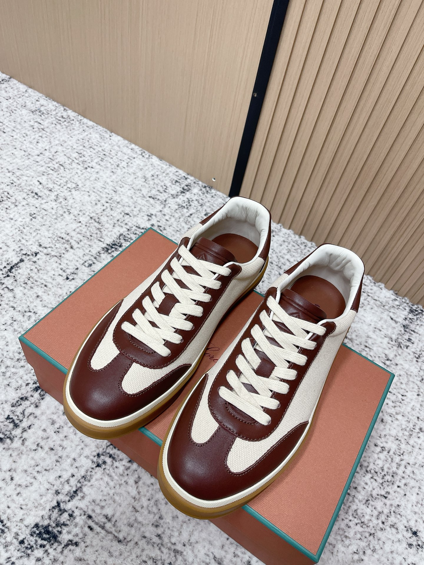 NO:669922,Purchasing-grade men's model, Loro Piana, old-money style moral training shoes/muller drag top upgraded version, the entire series is new. This year's Lp has a new color, the color is very stunning, suitable for summer and very versatile and white. Loro Piana's Summer Charms may seem ordinary, but in fact, you will love it when you wear it. It is comfortable, light, breathable and easy to care for. It can satisfy all your demands for midsummer shoes. It is Summer Charms Walk!  The fabric is imported top-quality mercerized cashmere, very delicate and skin-friendly. The foot pads are imported benzene-dyed calfskin. The outsole is exclusive milk-colored tendon outsole. Size39-45 (customized for 45), casual shoes/sports shoes, loro piana, loro piana, sneakers, cowhide19860909代购级男款  诺悠翩雅 老钱风德训鞋/穆勒拖顶级升级版全系列上新啦.今年的Lp再出新色,颜色非常的惊艳,适合夏天的同时又非常百搭显白 Loro Piana之Summer Charms看似平淡无奇,实则一穿倾心,舒适 轻便 透气 易打理,你对盛夏鞋履的一切诉求,它都可以满足你,它就是Summer Charms Walk！ 面料进口顶级丝光羊绒、非常细腻亲肤 垫脚进口苯染小牛皮 大底独家牛奶色牛筋大底 Size39-45（45定做）,休闲鞋/运动鞋,loro piana,loro piana,sneakers,cowhide,Women's Shoes