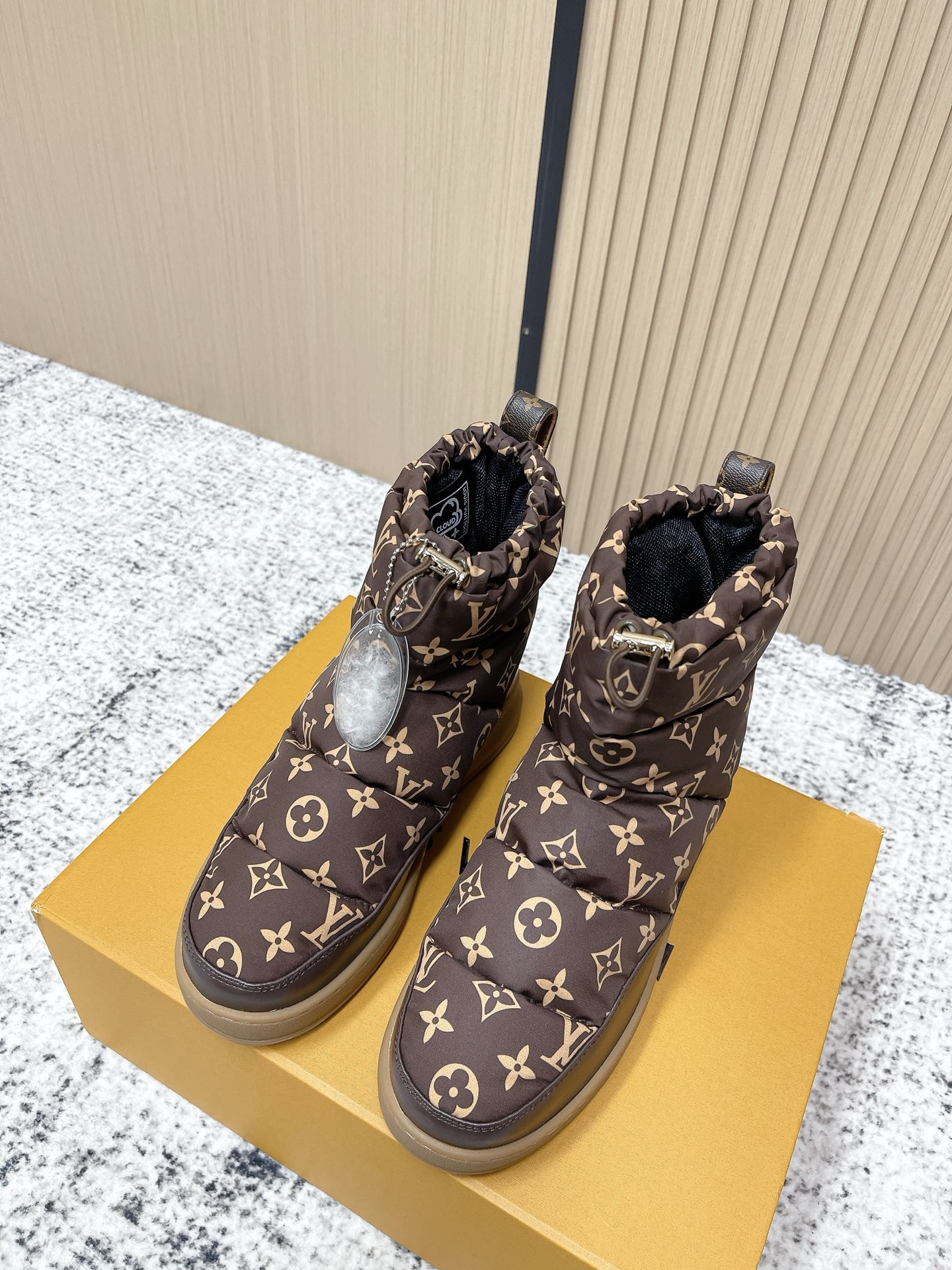 NO:669920,The top version of LV Louis Vuitton L's Donkey brand presbyopic thick sole down snow boots This LV Cloud lace-up high-top sneaker is constructed with comfortable shearling and classic Monogram canvas to create a comfortable and warm eye-catching structure, adding a trendy member to the LV Ski series, which can be seamlessly switched between snow sports and urban streets. Cross shoelaces are embellished with bright eyelets, and the rubber outsole depicts the Louis Vuitton logo. The fabric is original custom-made imported waterproof cloth. The lining is original imported warm BK cloth  Original open-molded non-slip rubber outsole, sole thickness 3CM Size: 35-39 (customized at 40), snow boots, louis vuitton, louis vuitton, louis vuitton, louis vuitton, boots, sneakers, down jacket19860909顶级版本 LV 路易威登 L家 驴牌 老花 厚底 羽绒 雪地靴 本款 LV Cloud 系带高帮运动鞋以舒适羊毛皮及经典 Monogram 帆布构筑舒暖瞩目构型,为 LV Ski 系列再添潮流一员,可在雪道运动与城市街头间无缝切换.交叉鞋带点缀亮泽孔眼,橡胶外底抒写路易威登标识 面料原版定制进口防水布 内里原版进口保暖BK布里 鞋底原版开模防滑橡胶大底 底厚3CM Size: 35-39（40定做）,雪地靴,louis vuitton,louis vuitton,louis vuitton,louis vuitton,boots,sneakers,down jacket,Women's Shoes
