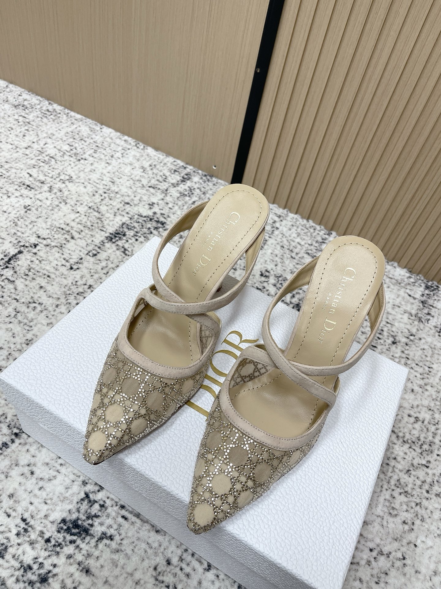 NO:680184,Purchasing agent level Dior·CD Dior 25ss spring and summer capture dazzling galaxy series new product·pointed hot rhinestone cross-strap sandals, mesh upper with classic cannage pattern rhinestones, blingbling sparkling, so beautiful, the counter can't fault it except that it is expensive!  A must-have item for the annual meeting. Versatile and dazzling. I can’t resist Buling’s stuff!  Original imported suede/customized Australian diamond/original molded mesh, 10cm heel height, lambskin lining; genuine cowhide leather bottom imported from Italy!  Full range of sizes 35-39 (40/41 customized), half-slip heels, dior, dior, high heels, slippers, cowhide, sheepskin, chamois leather19860909代购级 Dior·CD迪奥25ss春夏capture璀璨星河系列新品·尖头烫钻交叉带凉拖鞋 网纱鞋面 搭配经典藤格纹水钻 blingbling地闪耀,太美啦,专柜除了贵挑不出毛病！必入款 年会百搭耀眼 对Buling的东西毫无抵抗力！ 原版进口麂皮/定制澳钻/原版开模网纱 跟高10cm 小羊皮内里；意大利进口本色牛皮底！ 全系列size 35-39（40/41定做）,半拖高跟鞋,dior,dior,high heels,slippers,cowhide,sheepskin,chamois leather,Women's Shoes