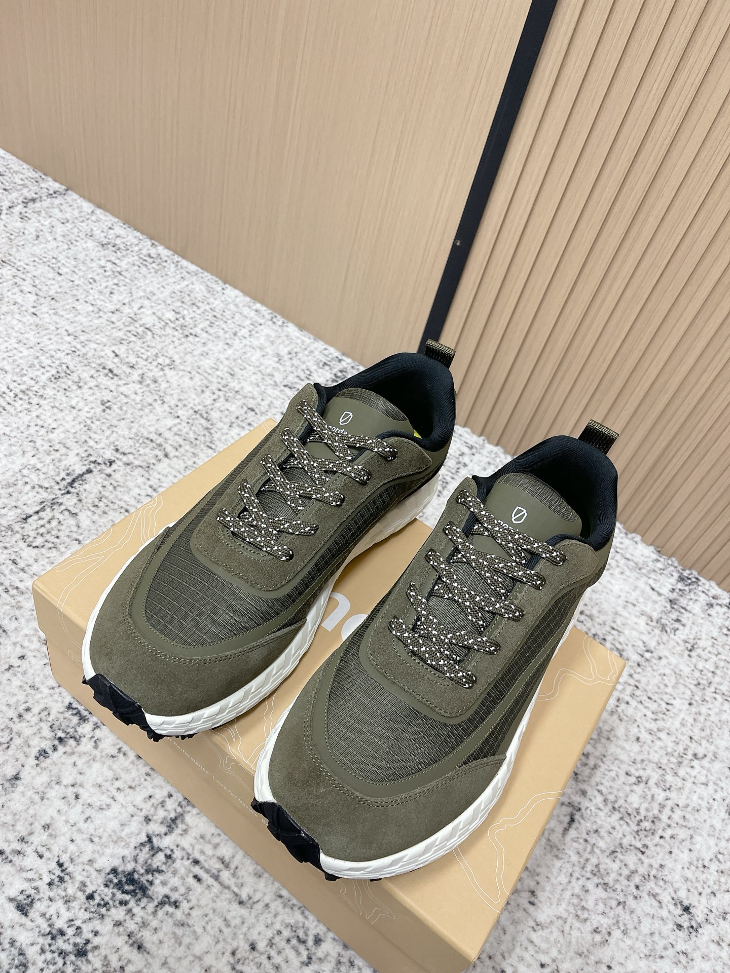 NO:680170,Top version Men's size Zegna × norda low-cut water-repellent sports running shoes integrate recyclable materials into the design, thus proving the perfect combination of running shoe performance and sustainability. The seamless upper is paired with a Vibram sole to provide excellent fit, cushioning and traction for optimal performance and significantly reduce the environmental footprint. Product details Contrast embossed Dyneema upper, ultra-light fully padded tongue allows the running shoe to fit perfectly with the foot. HI-VIs  Reflective details give the running shoe optimal visibility, and the Fitlock system locks the runner's foot in place. Vibram outsole, equipped with Litebase and Megagrip functions. The tongue is decorated with the norda logo, and the upper is19860909顶级版本 男码   杰尼亚 ×norda 低帮防泼水运动跑鞋将可回收材料融入设计,从而让跑鞋性能和可持续性的完美结合得到验证.无缝鞋面搭配 Vibram 鞋底,提供卓越贴合性、缓冲性和抓地力,彰显最佳性能,大幅降低环境足迹. 产品细节撞色压花 Dyneema 鞋面,超轻全衬垫鞋舌可让跑鞋与脚部完美贴合.HI-VIs 反光细节让跑鞋具有最佳可见度,Fitlock 系统可将跑者脚部固定到位.Vibram 外底,配备 Litebase 和 Megagrip功能.鞋舌饰以 norda 标识,鞋面饰以杰尼亚标识.联名新款男士百搭休闲运动鞋 防水拼接透气系带休闲鞋｜毫不费力时髦感 Size39-44（45订制不退换）,休闲鞋/运动鞋,zegna,sneakers,Women's Shoes