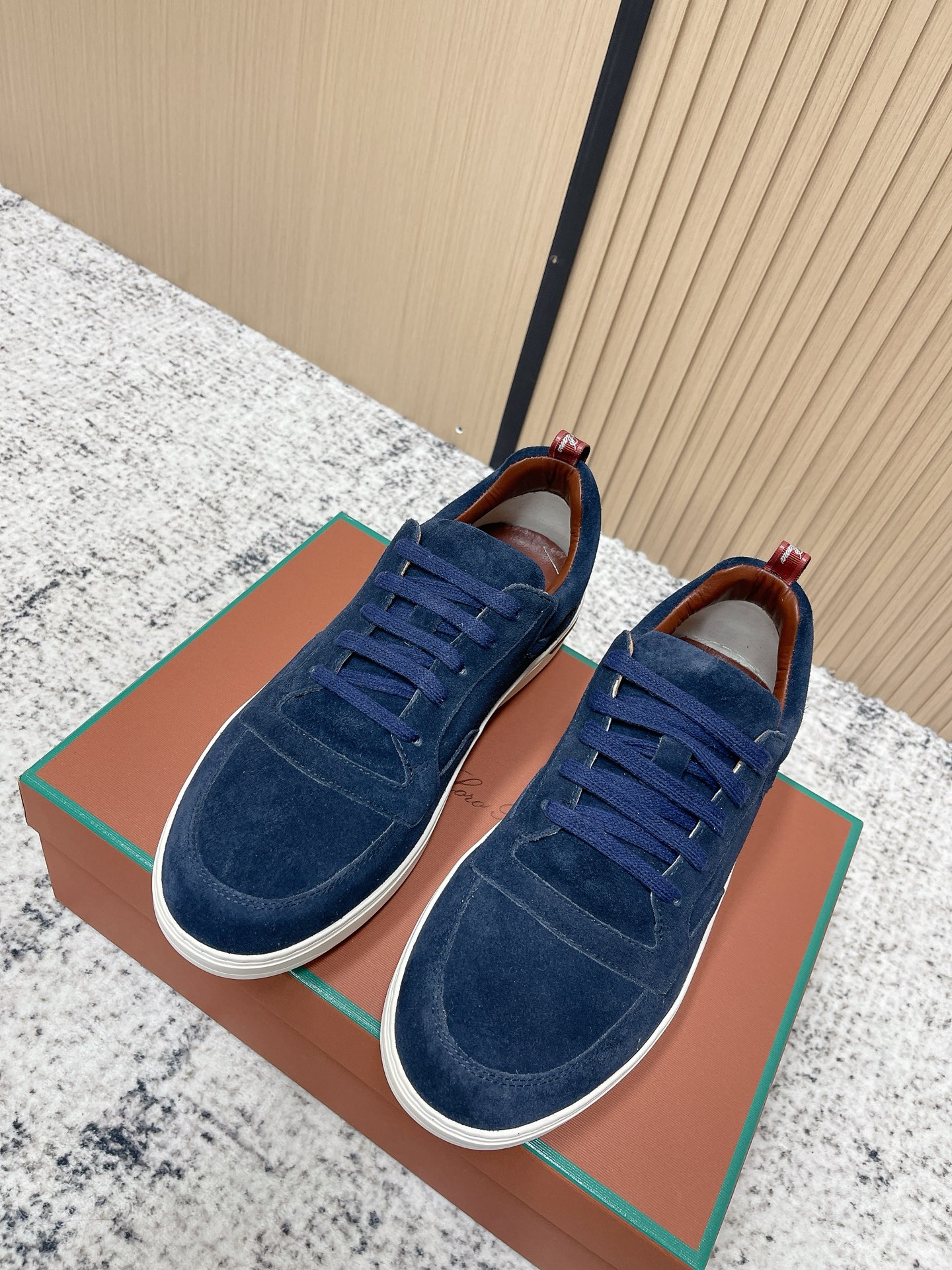 NO:680172,Top version Loro Piana men's LP moral training shoes casual sports shoes original purchase development and production This new suede tennis shoe adopts an ultra-low-top design, suitable for year-round wear. The edged sole creates a relaxed and charming color combination, harmoniously blending functionality and low-key personality style to create an ideal shoe choice for urban wear. The fabric is original custom-made first-layer cowhide leather, the lining is custom-made calf leather, the outsole is made of original open-molded anti-slip rubber, and the sole thickness is 3CM  Size# Men's 39-45 (45 custom code), casual shoes/sports shoes, loro piana, loro piana, sneakers, cowhide19860909顶级版本 Loro Piana 诺悠翩雅 男款 LP德训鞋 休闲 运动鞋 原版购入开发 做货 这款新款绒面革网球鞋采用超低帮设计,适合全年穿着. 包边鞋底营造轻松迷人的色彩组合,将功能性与低调个性风格和谐融合 打造都市着装的理想鞋履选择. 面料原版定制头层牛皮 内里定制小牛皮里 大底原版开模防滑橡胶材质 底厚3CM Size#男款39-45（45定制码）,休闲鞋/运动鞋,loro piana,loro piana,sneakers,cowhide,Women's Shoes