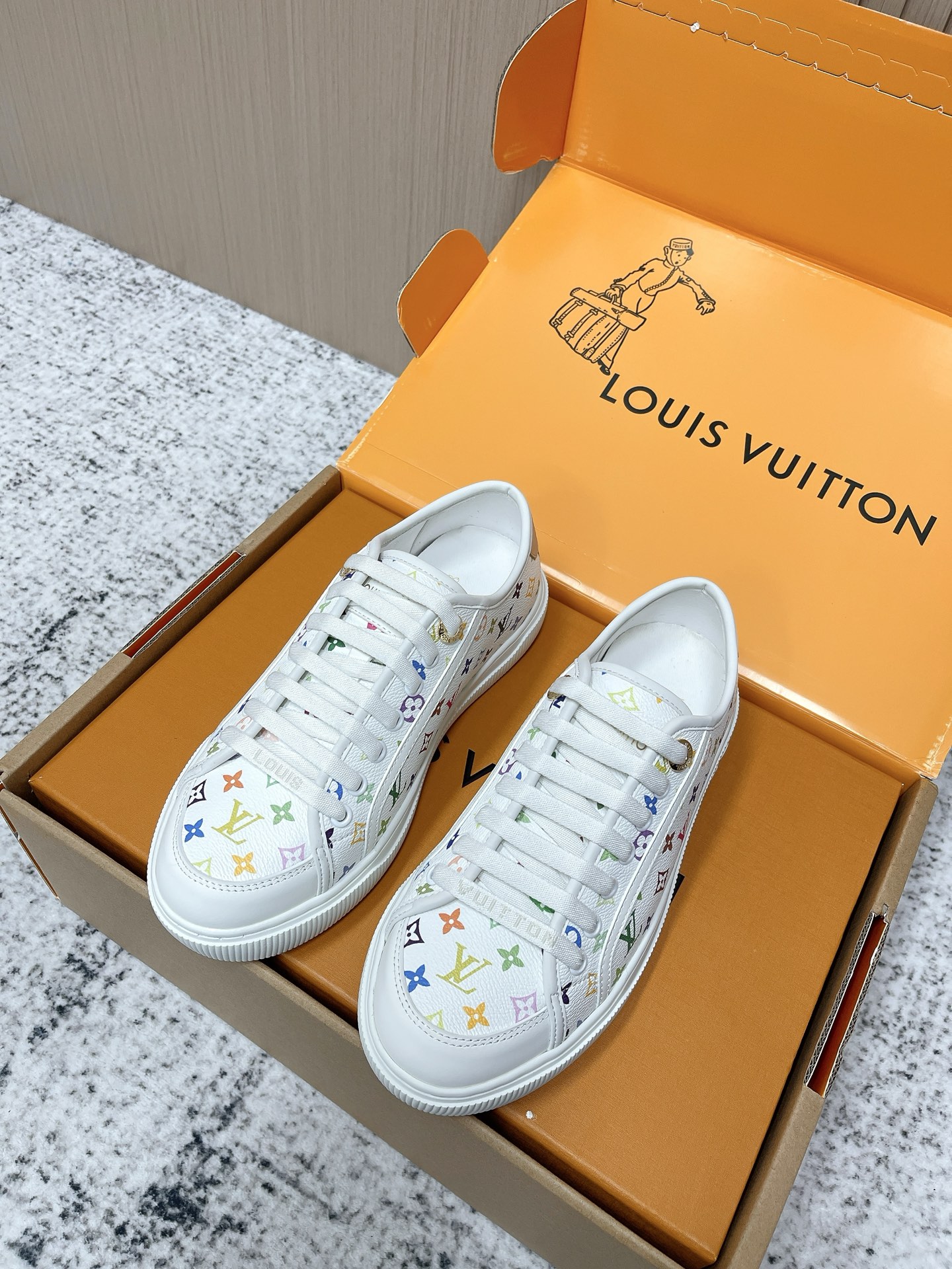 NO:680154,The top version of LV 26c new arrival~ A hot-selling new shoe model as soon as it was launched. The Lagoon Sneaker is made of Monogram denim, showing a classic style and exuding a light retro atmosphere. It has exquisite details, embellished with Louis Vuitton standard natural leather decoration and gold engraved logo perforations. It is also equipped with a white rubber sole embellished with a Monogram flower pattern, and the design is more perfect 55500. Come to the store to try it on, it is really good to wear and look good! ! Looks good with various styles, size 35-41 (customized at 40.41), casual shoes/sports shoes, louis vuitton, louis vuitton, sneakers19860909顶级版本 LV 26c new arrival～ 一上市就熱銷爆賣新鞋款 Lagoon Sneaker 採用Monogram牛仔布製作,展現經典風格,散發淡淡的復古氣息. 精緻的細節,綴有路易威登標準的天然皮革裝飾及金色鐫刻標誌穿孔.並配有綴有 Monogram花卉圖案的白色橡膠鞋底,設計更趨完美55500 趕快來店試穿看看,真的好穿又好看！！ 搭配各種風格都好看 size 35-41（40.41定做）,休闲鞋/运动鞋,louis vuitton,louis vuitton,sneakers,Women's Shoes