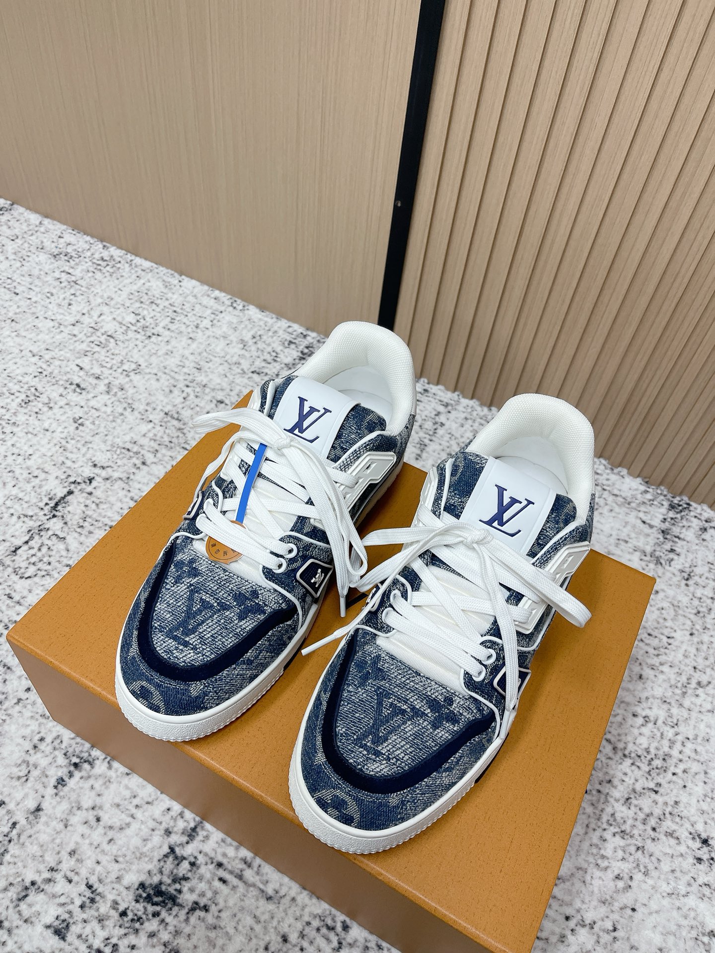 NO:680161,Top version LV trainer for couples~~New upgraded version~~Classic return Couple model, skateboard shoes, basketball shoes, sports shoes... LV new sports series; retro style sense; embraces many classic elements of the family; super handsome~~ Full leather fabric, with LV badge cloth cover, breathable gauze lining, original outsole, original shoe last, more details compared to the real product, perfect and high  size 35-45 (female 40.41 male 45 custom-made), casual shoes/sports shoes, louis vuitton, sneakers19860909顶级版本 情侣款 LV trainer~~全新升级版~~经典回归 情侣款,滑板鞋,篮球鞋,运动鞋…… LV全新运动系列；复古风视感；拥入家族多方面经典原素；超级帅气~~ 全皮革面料,搭配Lv徽章布面,透气纱网内里,原版大底,原版鞋楦,更多细节对比大货实物完美高 size35—45（女40.41男45定做）,休闲鞋/运动鞋,louis vuitton,sneakers,Women's Shoes