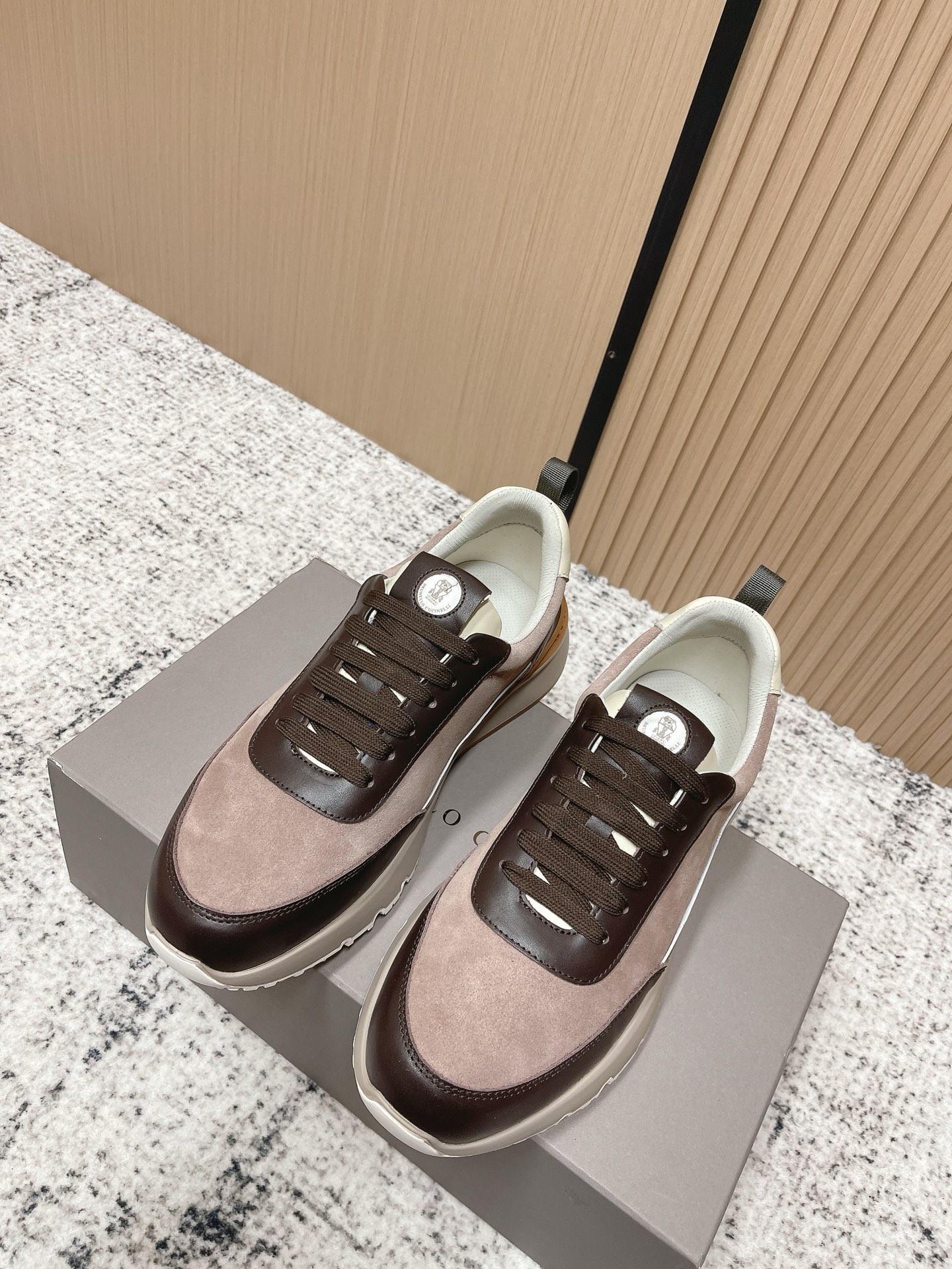 NO:692731,The top version of Brunello Cucinelli men's calfskin sneakers uses materials to reinterpret the sports style of this running shoe. The calfskin is faced with a finishing treatment to create a color effect, giving each pair of shoes a unique style. The trimmed soft irregular gradient colors enhance the contrast of the shoes. Imported cowhide + cowhide lining + rubber outsole Size: 39-44 (45 custom-made), casual shoes/sneakers, brunello cucinelli, sneakers, cowhide19860909顶级版本 Brunello Cucinelli男士小牛皮运动鞋 用材料重新诠释了这款跑步鞋的运动风格.小牛皮经过饰面处理,营造出色彩效果,令每双鞋子拥有自成一家的风采,修边柔软的不规则渐层变化颜色,增强了鞋子的对比感. 进口牛皮+牛皮内里+橡胶大底 Size:39-44（45定做）,休闲鞋/运动鞋,brunello cucinelli,sneakers,cowhide,Women's Shoes