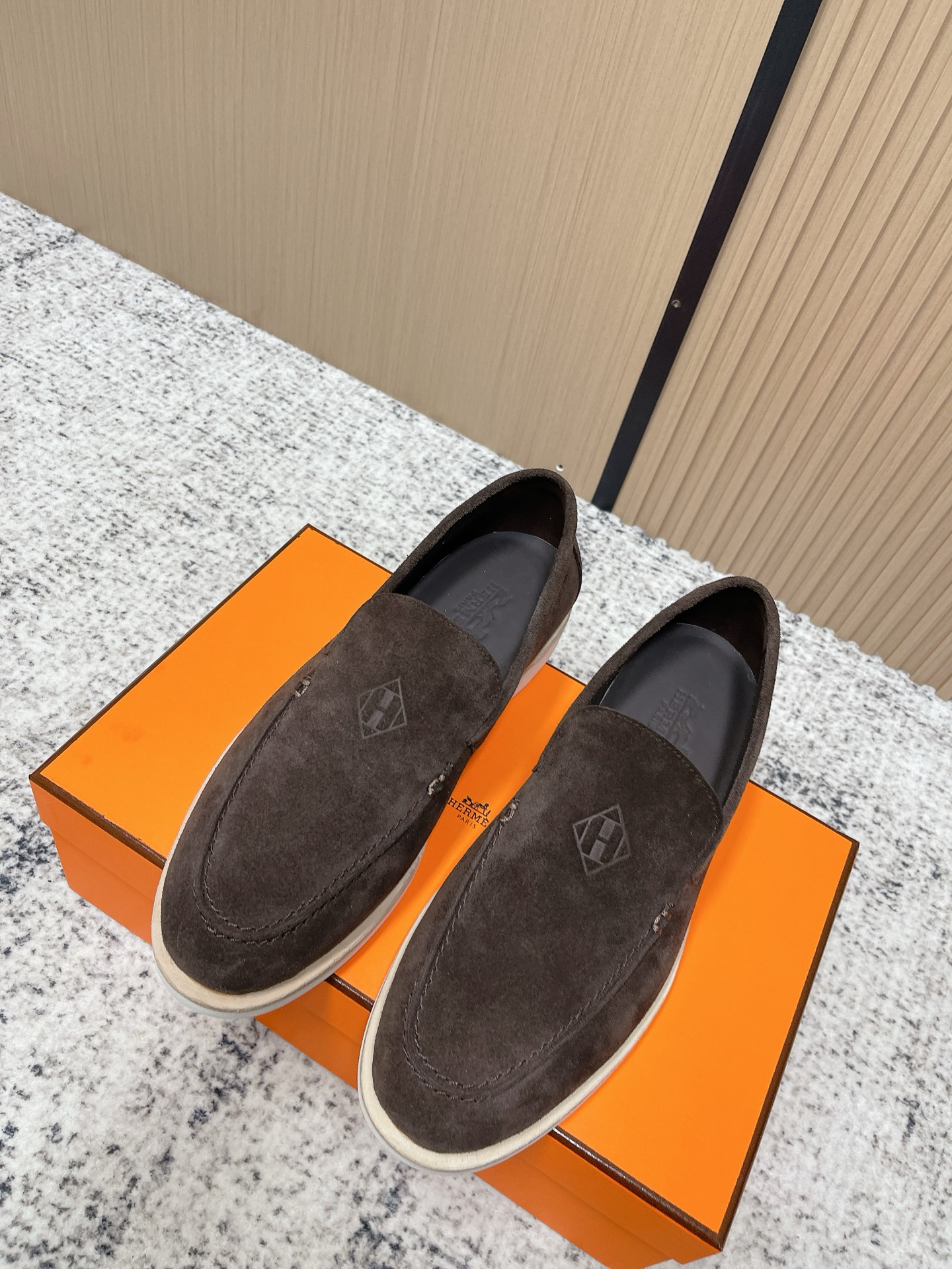 NO:692727,Top version Hermes men's slip-on sneakers series, fashionable and versatile, super comfortable, every detail is made to the extreme, original swift calfskin/suede, original 1:1 exclusive private mold upper/original private mold molded one-piece outsole SIZE men's 39-44 (45 custom-made), loafers, hermes, hermes, stuart weitzman, loafers, sneakers, cowhide, chamois leather19860909顶级版本 Hermes 爱马仕 男款一脚蹬运动鞋系列 时尚又百搭 超级舒服 每个细节都做到极致 原版swift小牛皮/麂皮 原版1:1独家私模鞋面/原版私模成型一体大底 SIZE男39-44（45定做）,乐福鞋,hermes,hermes,stuart weitzman,loafers,sneakers,cowhide,chamois leather,Women's Shoes
