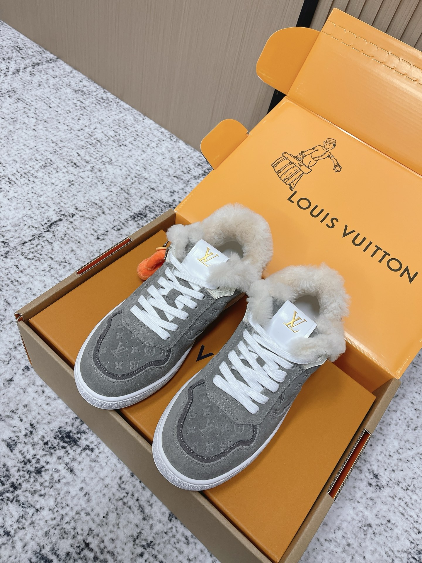 Louis Vuitton 路易威登LV秋冬最新款休闲运动鞋板鞋 购入开发 完美 压花logo品牌元素点缀鞋面和轻质橡胶外底