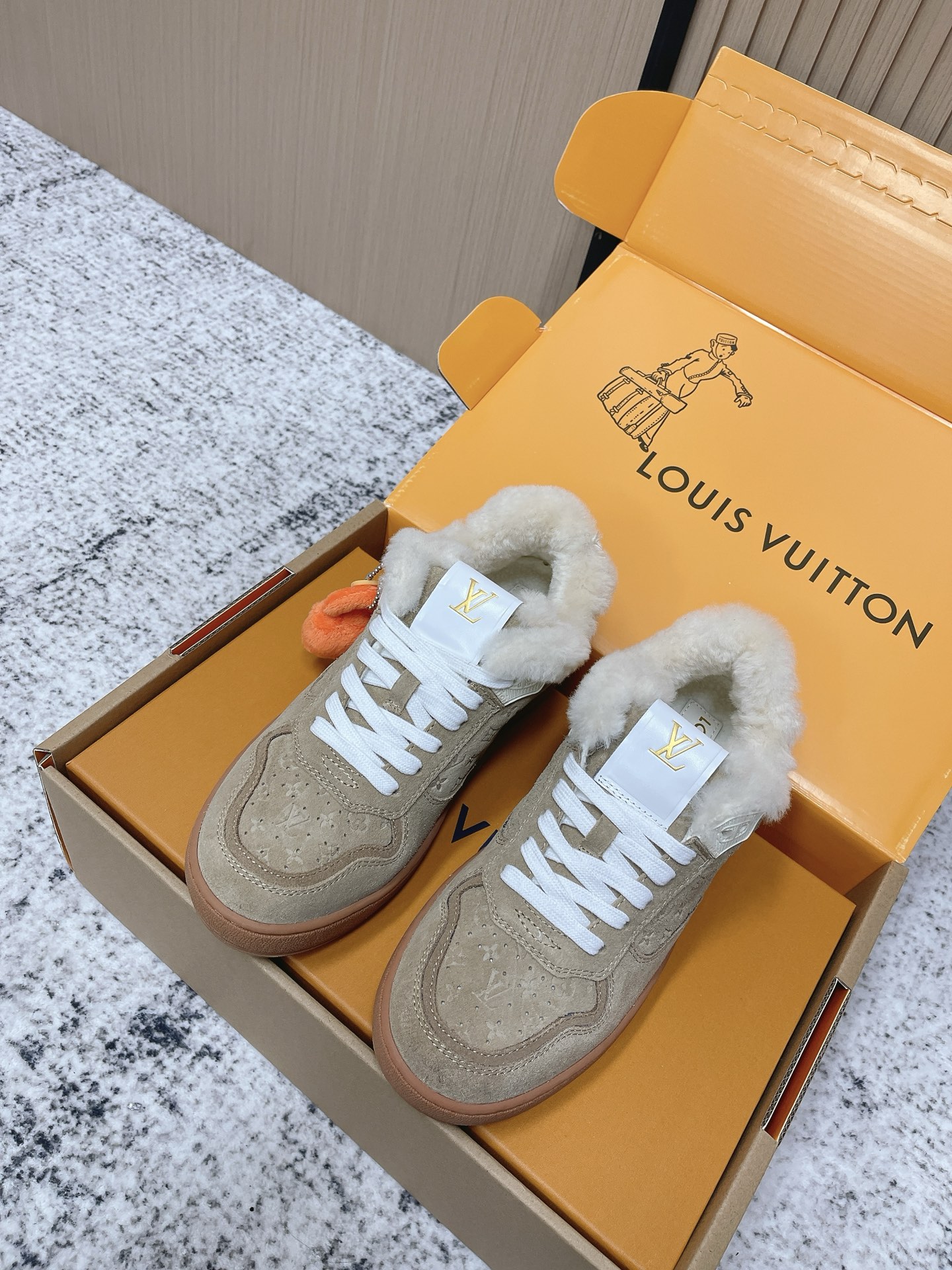 Louis Vuitton 路易威登LV秋冬最新款休闲运动鞋板鞋 购入开发 完美 压花logo品牌元素点缀鞋面和轻质橡胶外底
