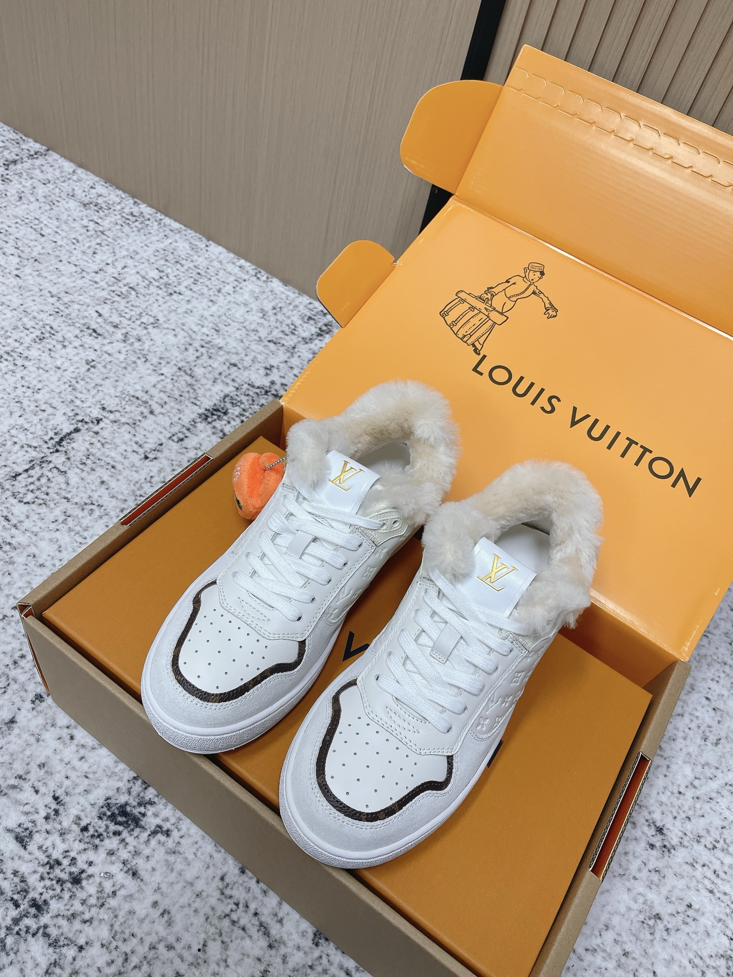 Louis Vuitton 路易威登LV秋冬最新款休闲运动鞋板鞋 购入开发 完美 压花logo品牌元素点缀鞋面和轻质橡胶外底