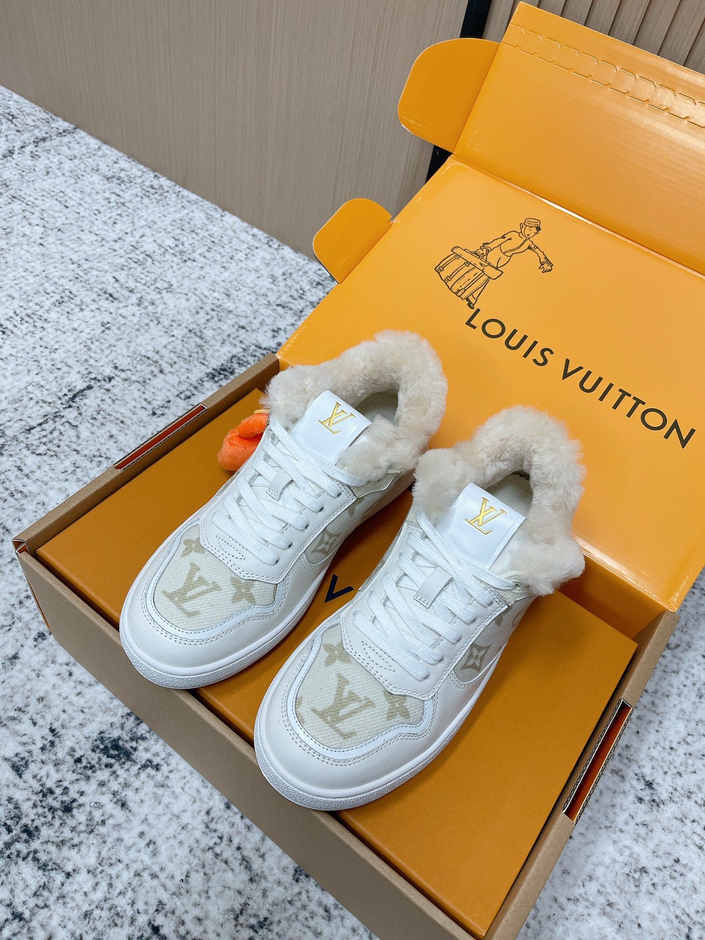 Louis Vuitton 路易威登LV秋冬最新款休闲运动鞋板鞋 购入开发 完美 压花logo品牌元素点缀鞋面和轻质橡胶外底