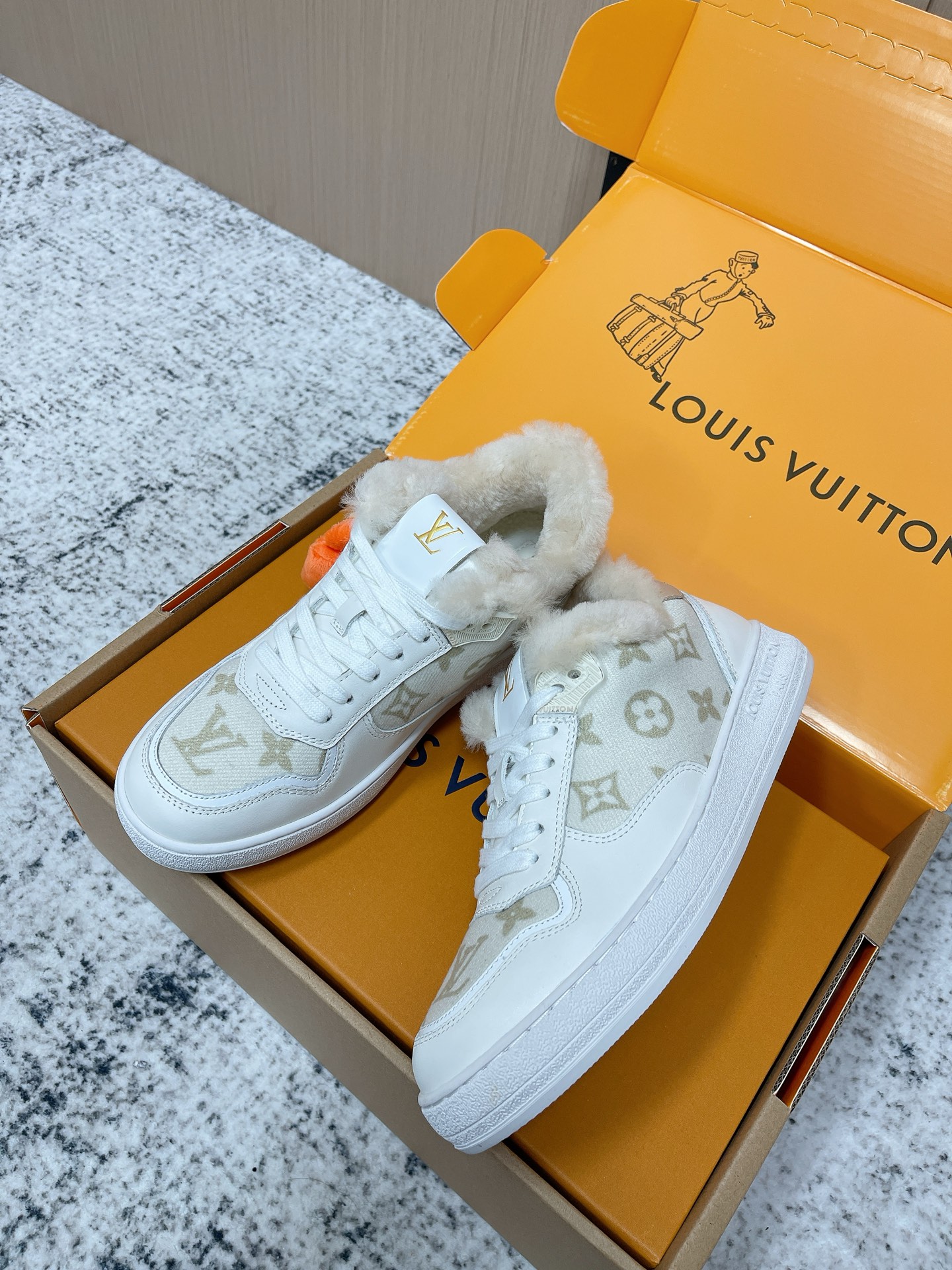 Louis Vuitton 路易威登LV秋冬最新款休闲运动鞋板鞋 购入开发 完美 压花logo品牌元素点缀鞋面和轻质橡胶外底