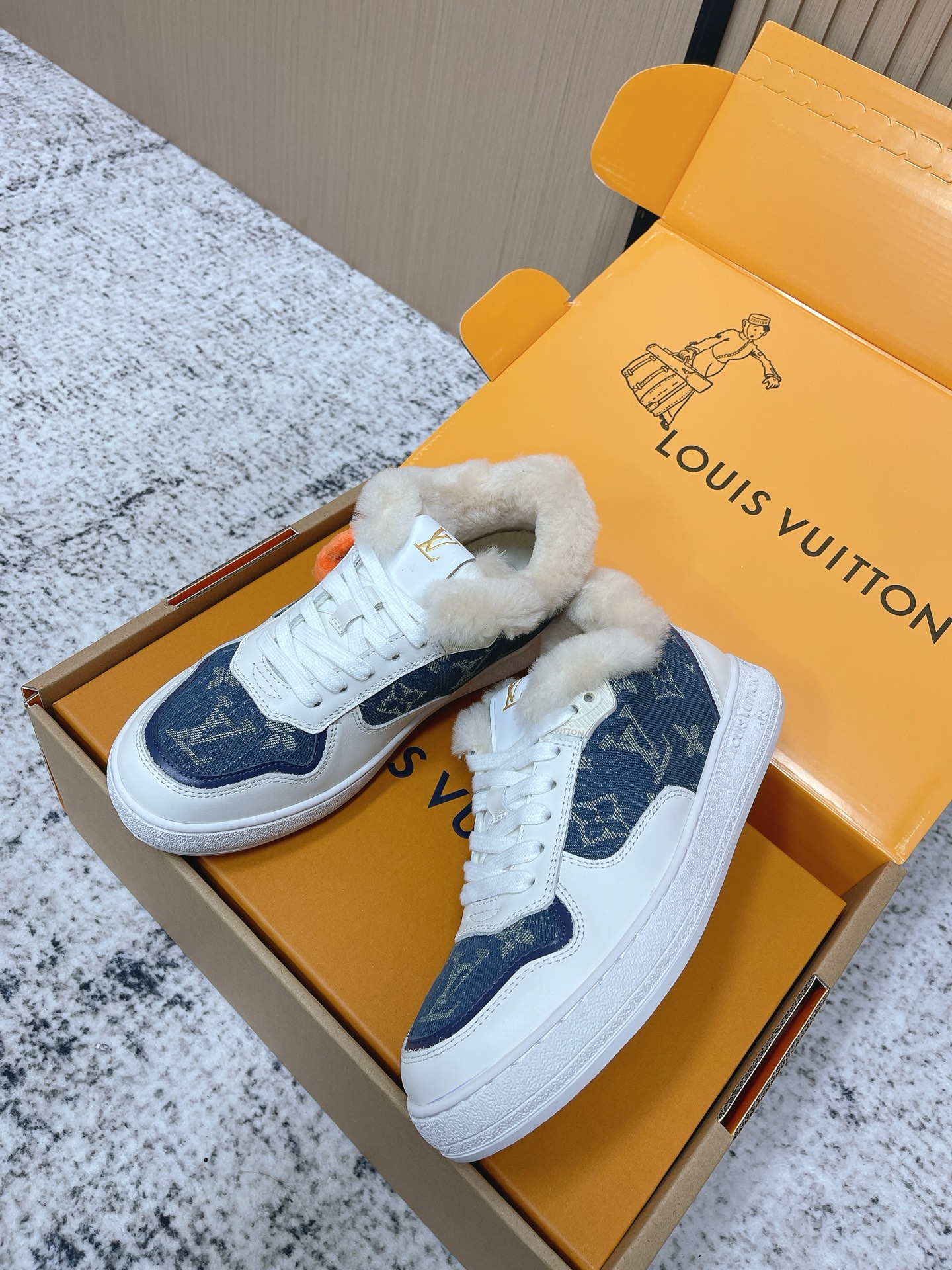 Louis Vuitton 路易威登LV秋冬最新款休闲运动鞋板鞋 购入开发 完美 压花logo品牌元素点缀鞋面和轻质橡胶外底