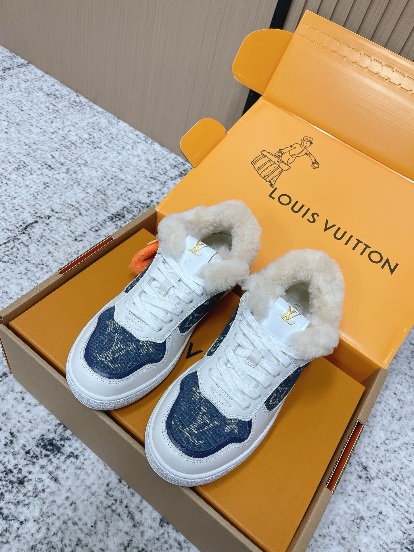 Louis Vuitton 路易威登LV秋冬最新款休闲运动鞋板鞋 购入开发 完美 压花logo品牌元素点缀鞋面和轻质橡胶外底