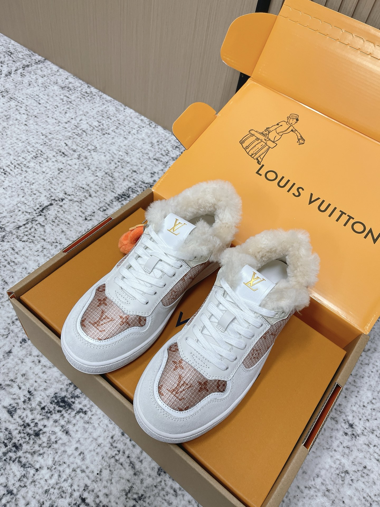 Louis Vuitton 路易威登LV秋冬最新款休闲运动鞋板鞋 购入开发 完美 压花logo品牌元素点缀鞋面和轻质橡胶外底