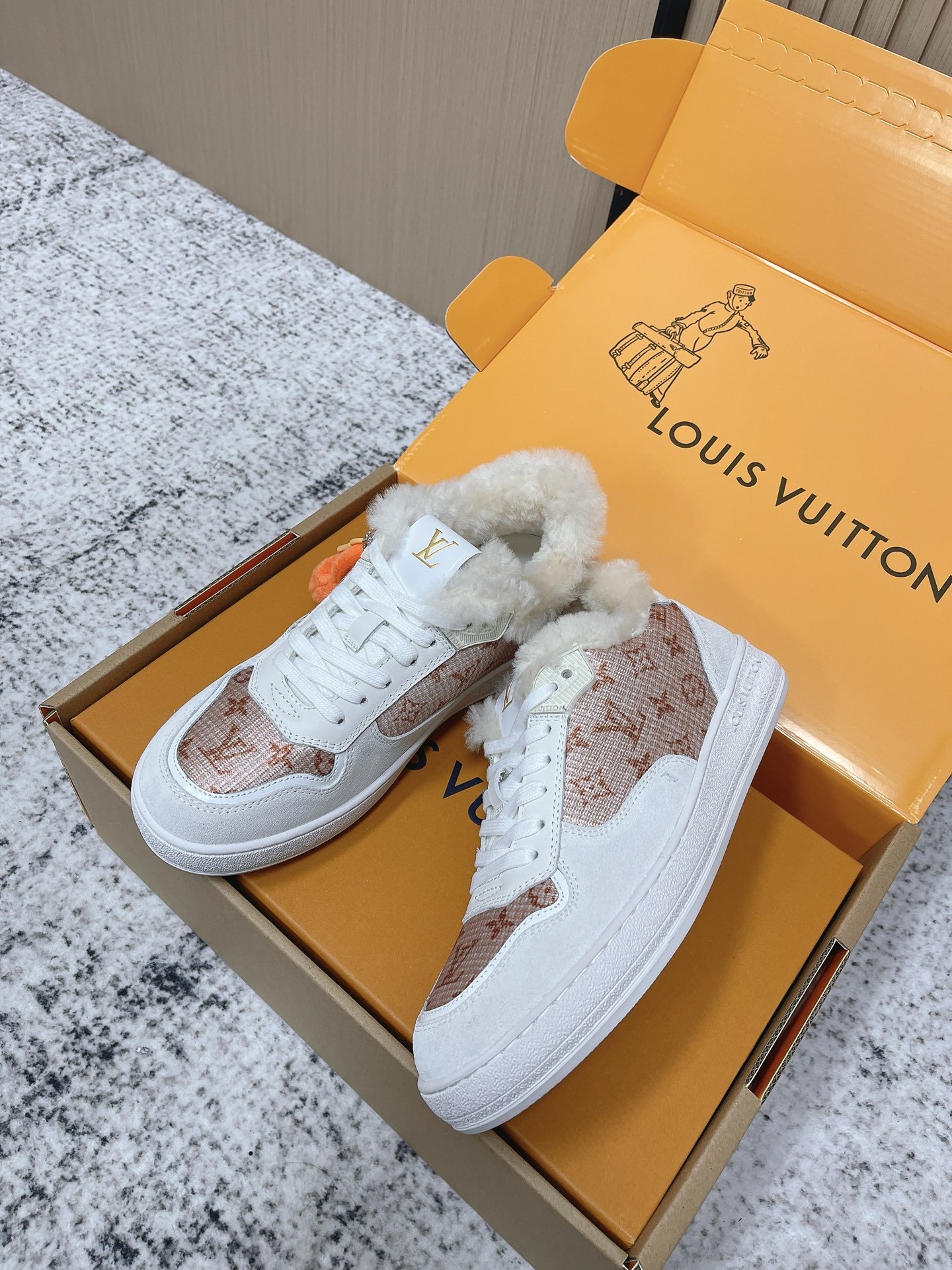 Louis Vuitton 路易威登LV秋冬最新款休闲运动鞋板鞋 购入开发 完美 压花logo品牌元素点缀鞋面和轻质橡胶外底