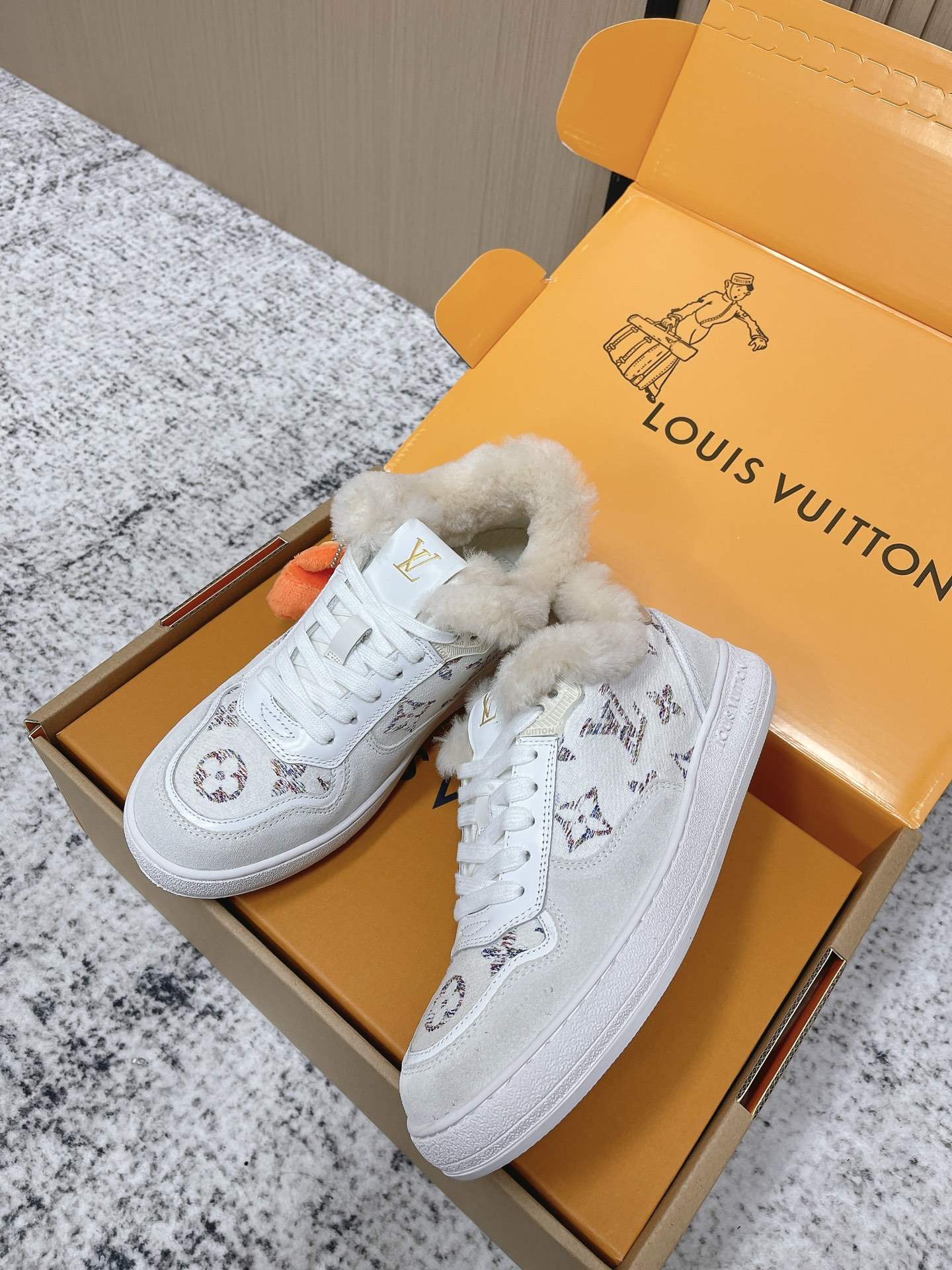 Louis Vuitton 路易威登LV秋冬最新款休闲运动鞋板鞋 购入开发 完美 压花logo品牌元素点缀鞋面和轻质橡胶外底