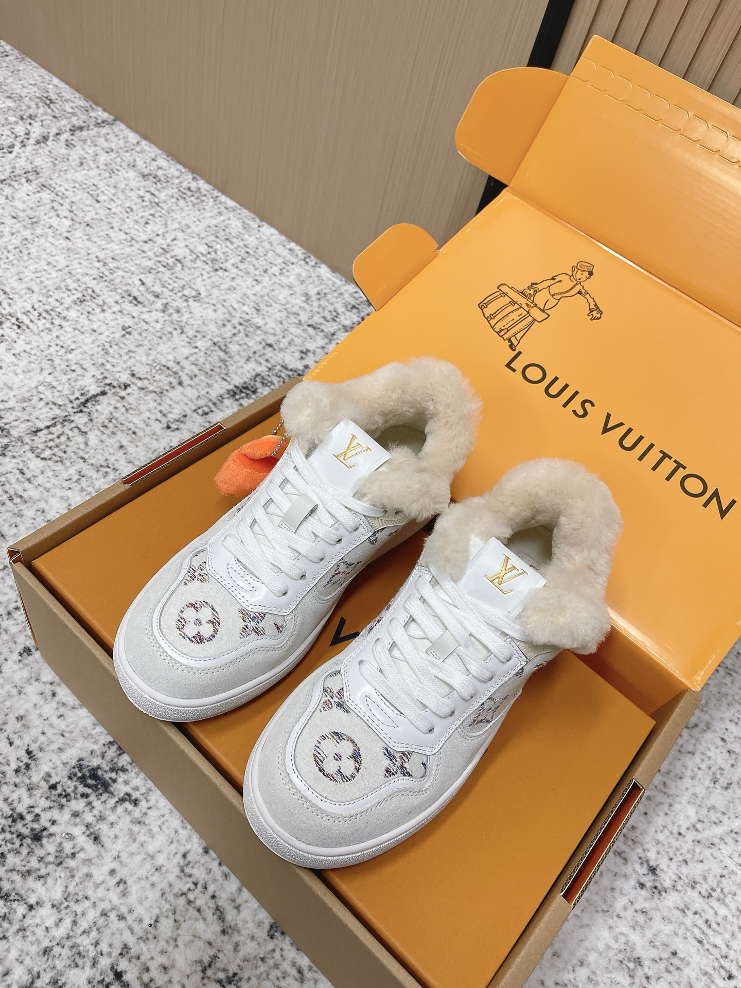 Louis Vuitton 路易威登LV秋冬最新款休闲运动鞋板鞋 购入开发 完美 压花logo品牌元素点缀鞋面和轻质橡胶外底
