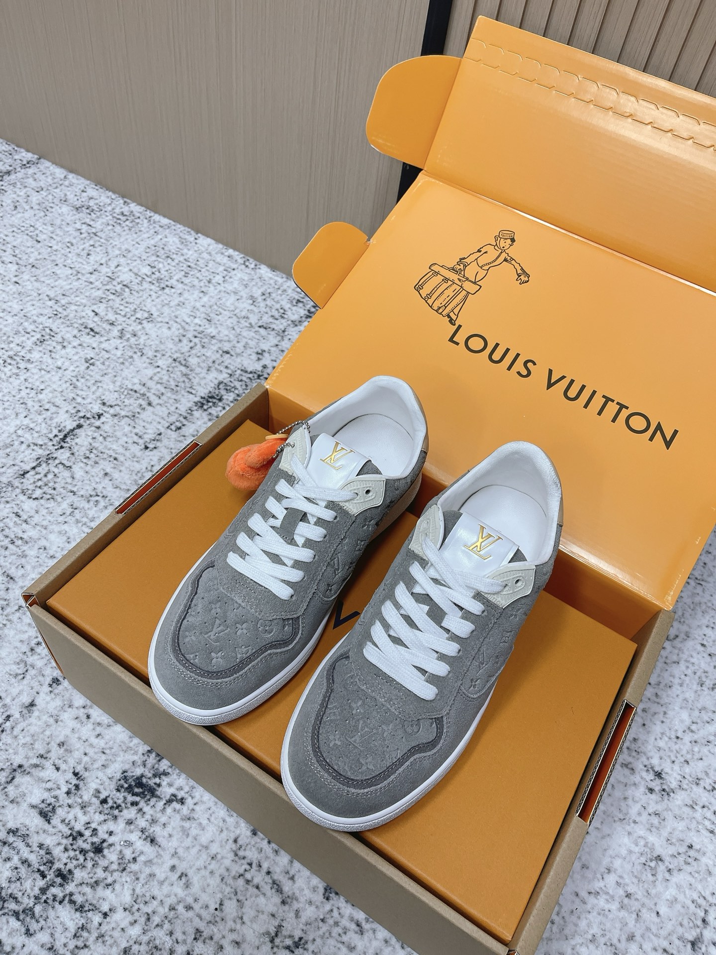 Louis Vuitton 路易威登LV秋冬最新款休闲运动鞋板鞋 购入开发 完美 压花logo品牌元素点缀鞋面和轻质橡胶外底