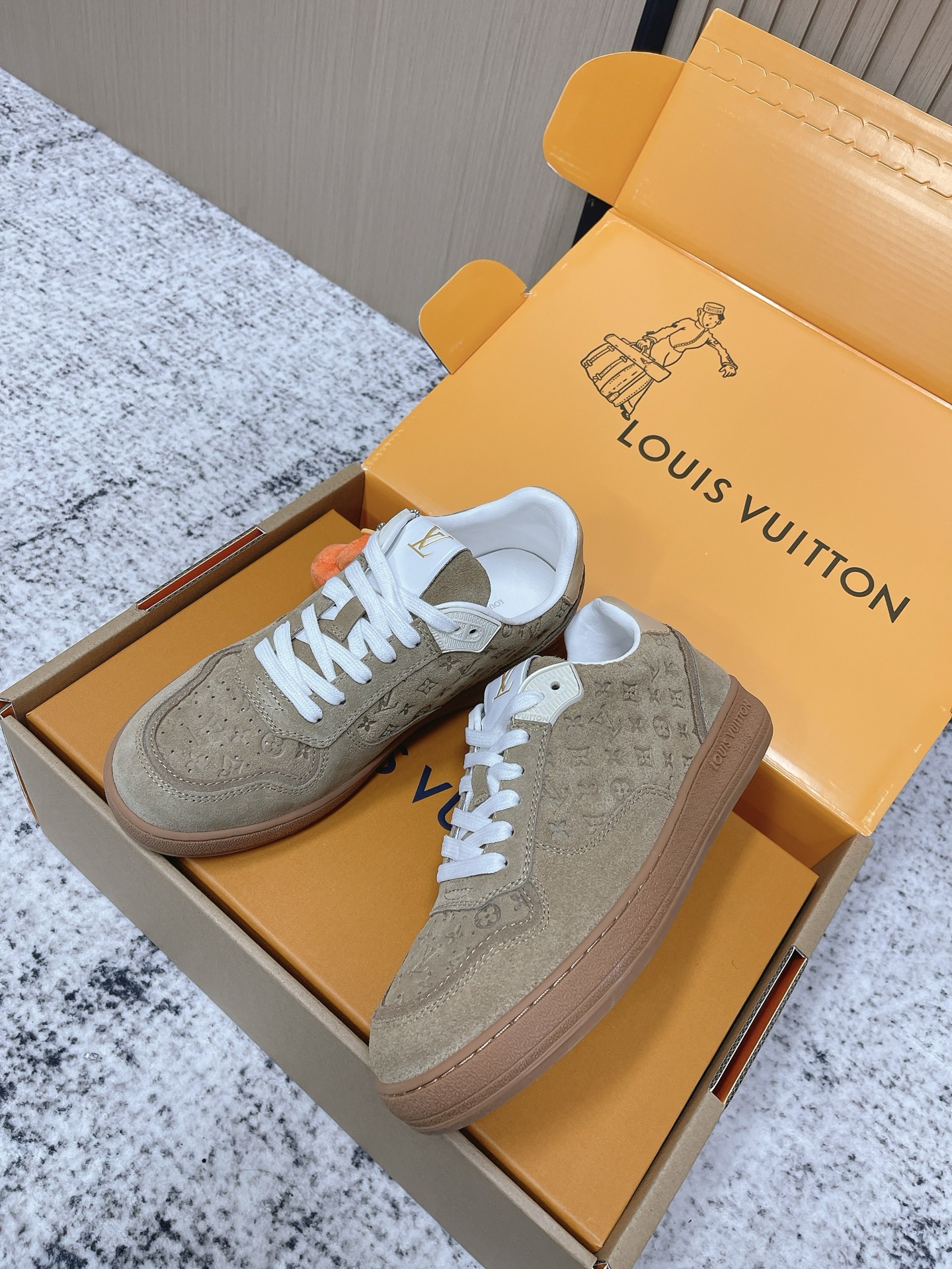 Louis Vuitton 路易威登LV秋冬最新款休闲运动鞋板鞋 购入开发 完美 压花logo品牌元素点缀鞋面和轻质橡胶外底