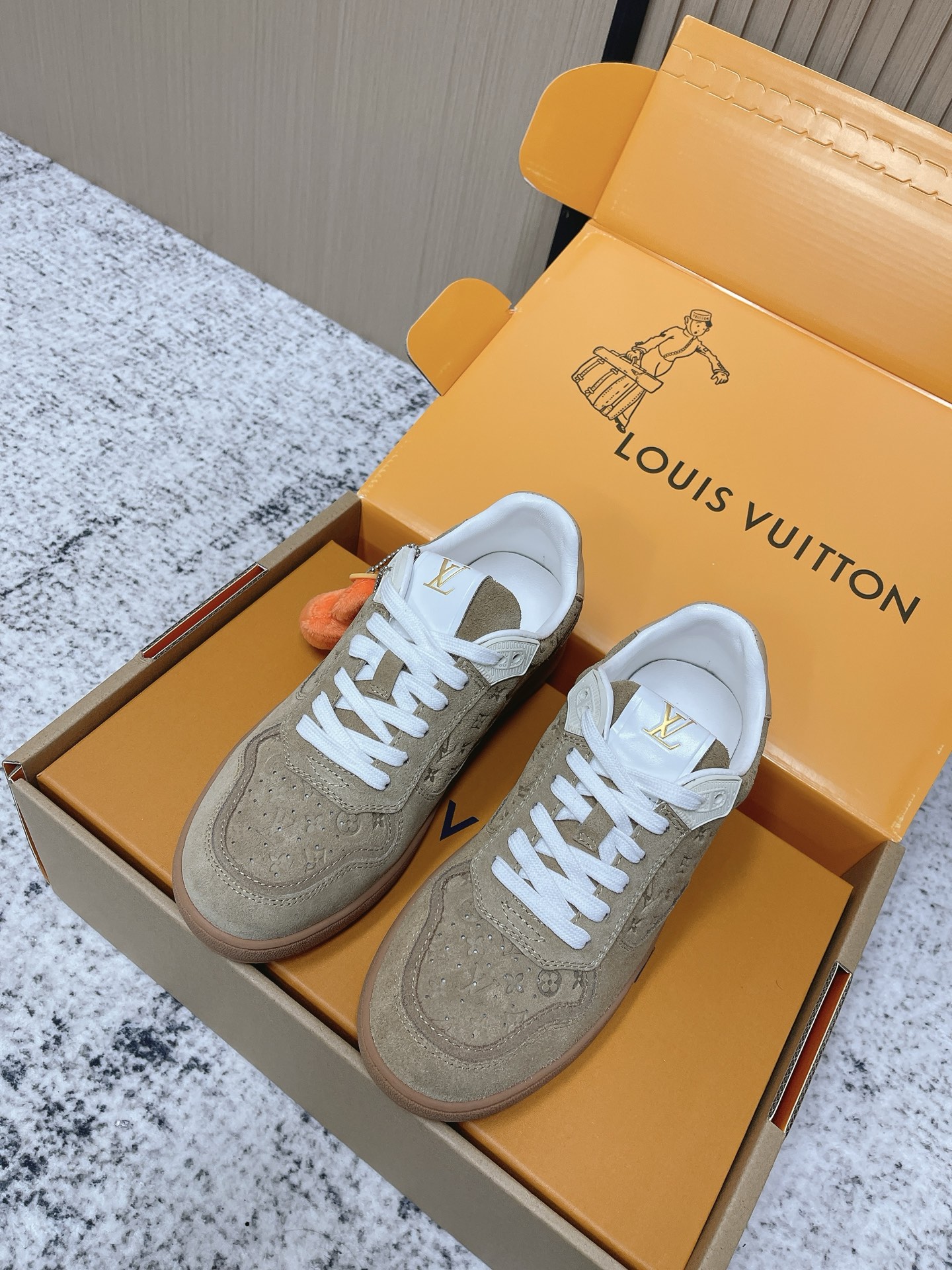 Louis Vuitton 路易威登LV秋冬最新款休闲运动鞋板鞋 购入开发 完美 压花logo品牌元素点缀鞋面和轻质橡胶外底