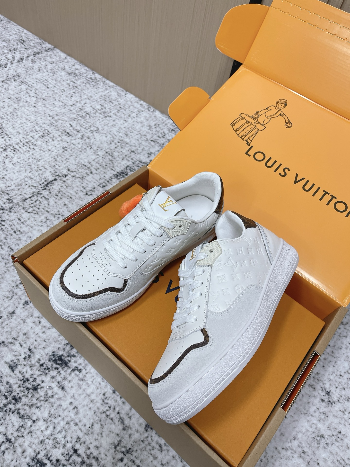 Louis Vuitton 路易威登LV秋冬最新款休闲运动鞋板鞋 购入开发 完美 压花logo品牌元素点缀鞋面和轻质橡胶外底