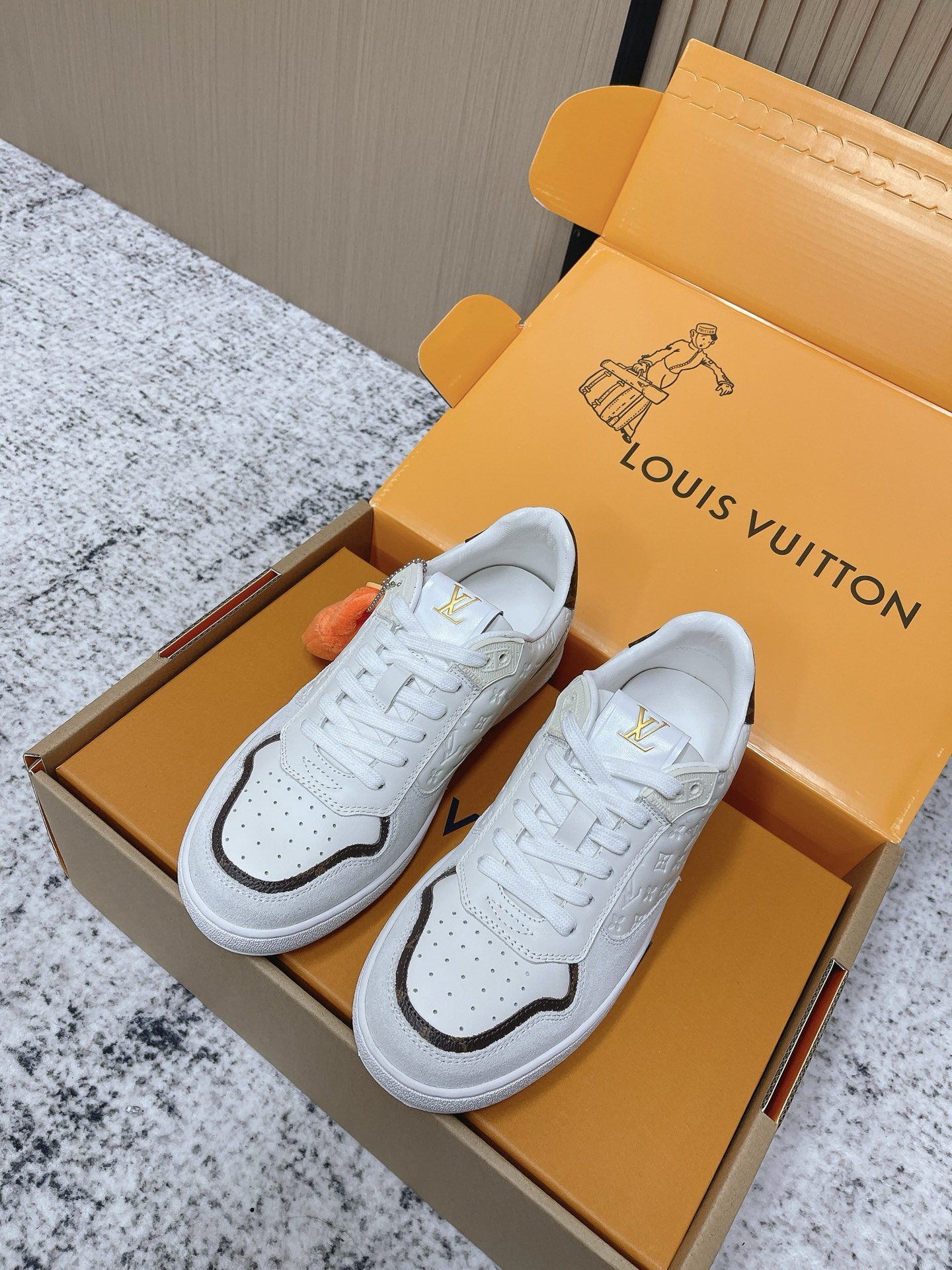 Louis Vuitton 路易威登LV秋冬最新款休闲运动鞋板鞋 购入开发 完美 压花logo品牌元素点缀鞋面和轻质橡胶外底