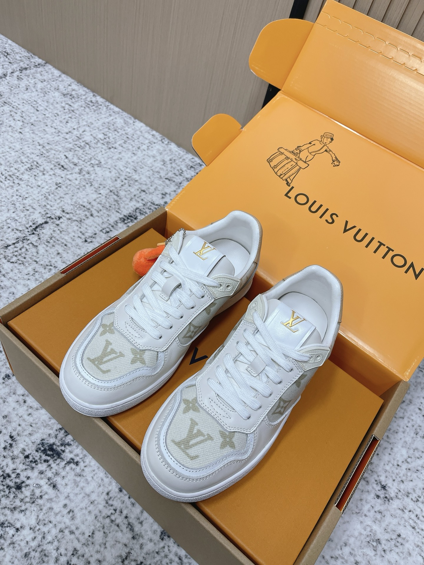 Louis Vuitton 路易威登LV秋冬最新款休闲运动鞋板鞋 购入开发 完美 压花logo品牌元素点缀鞋面和轻质橡胶外底