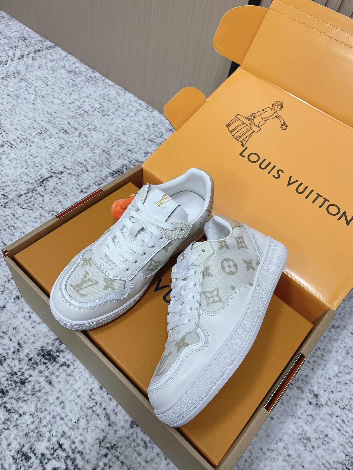 Louis Vuitton 路易威登LV秋冬最新款休闲运动鞋板鞋 购入开发 完美 压花logo品牌元素点缀鞋面和轻质橡胶外底