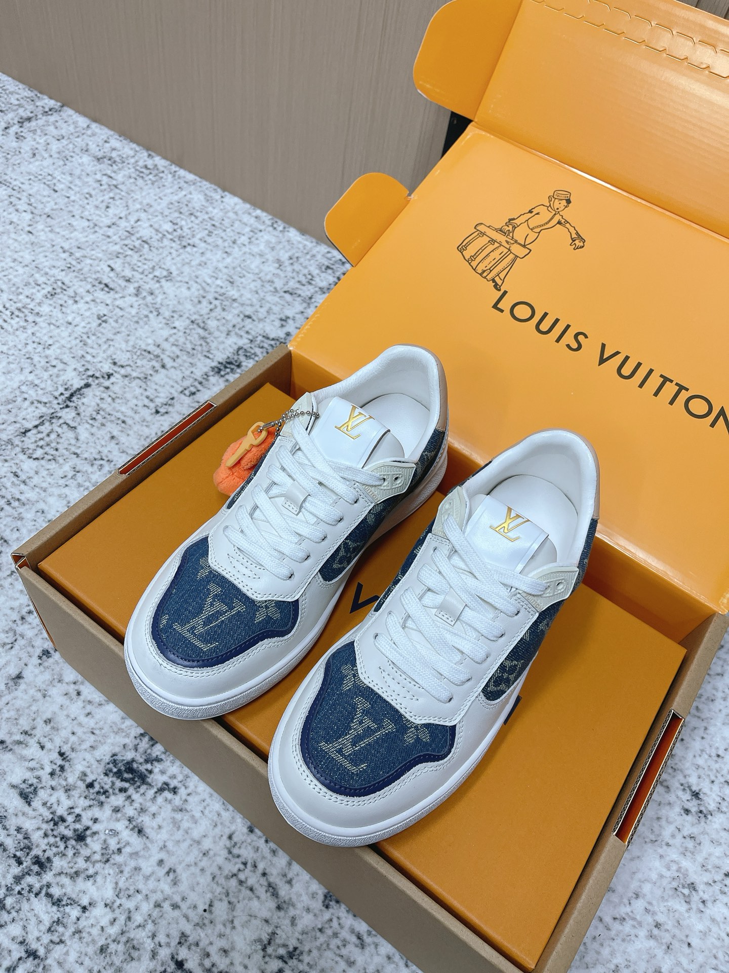 Louis Vuitton 路易威登LV秋冬最新款休闲运动鞋板鞋 购入开发 完美 压花logo品牌元素点缀鞋面和轻质橡胶外底