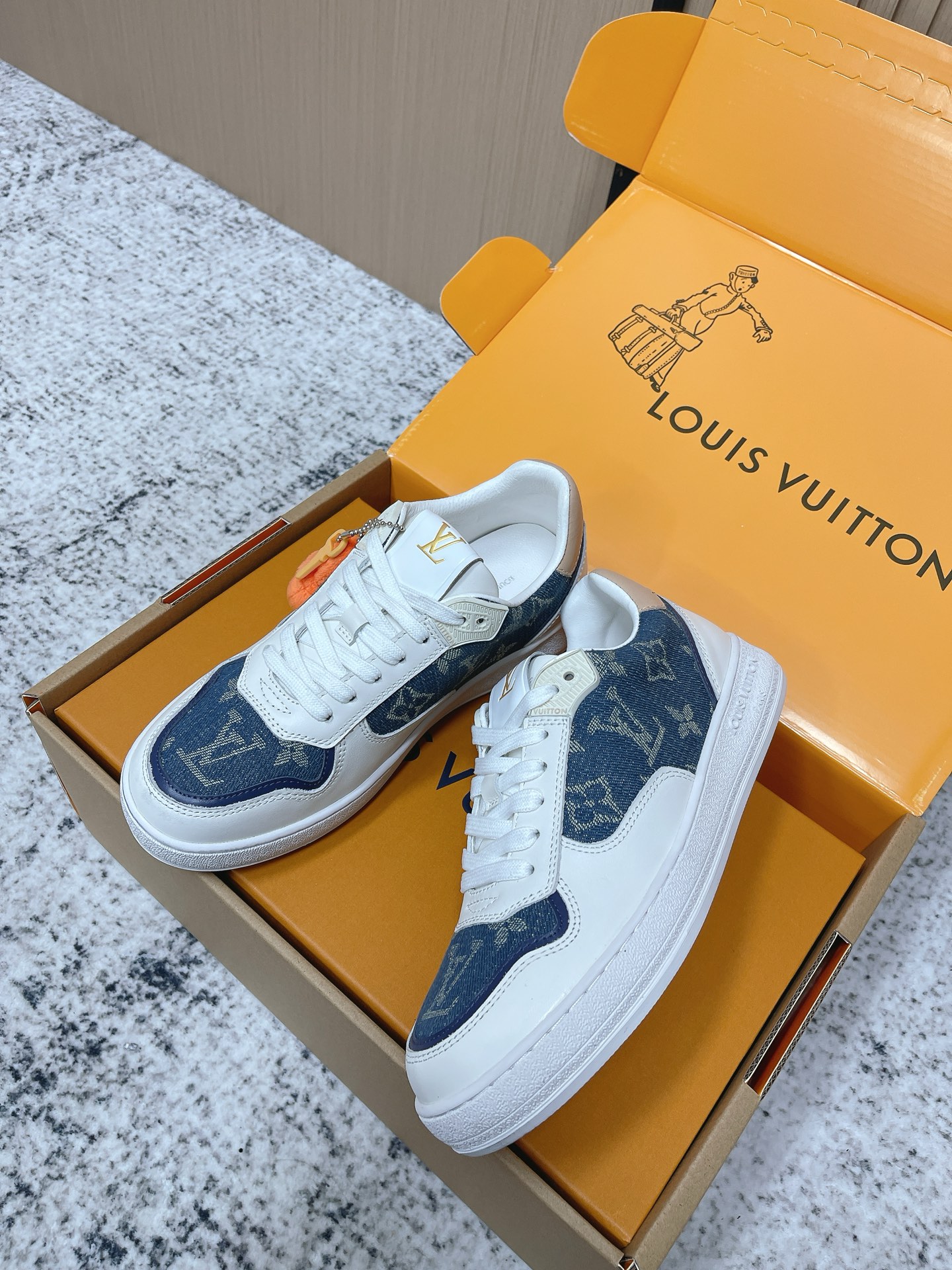 Louis Vuitton 路易威登LV秋冬最新款休闲运动鞋板鞋 购入开发 完美 压花logo品牌元素点缀鞋面和轻质橡胶外底