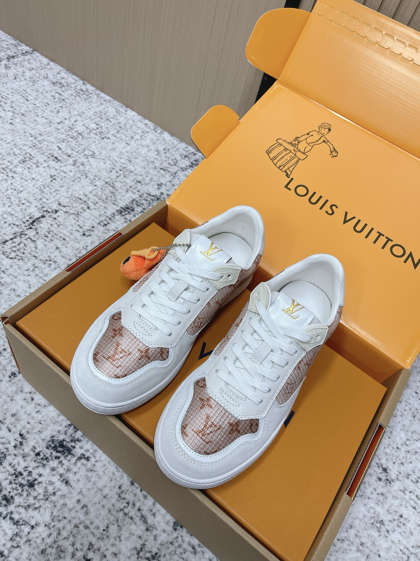 Louis Vuitton 路易威登LV秋冬最新款休闲运动鞋板鞋 购入开发 完美 压花logo品牌元素点缀鞋面和轻质橡胶外底