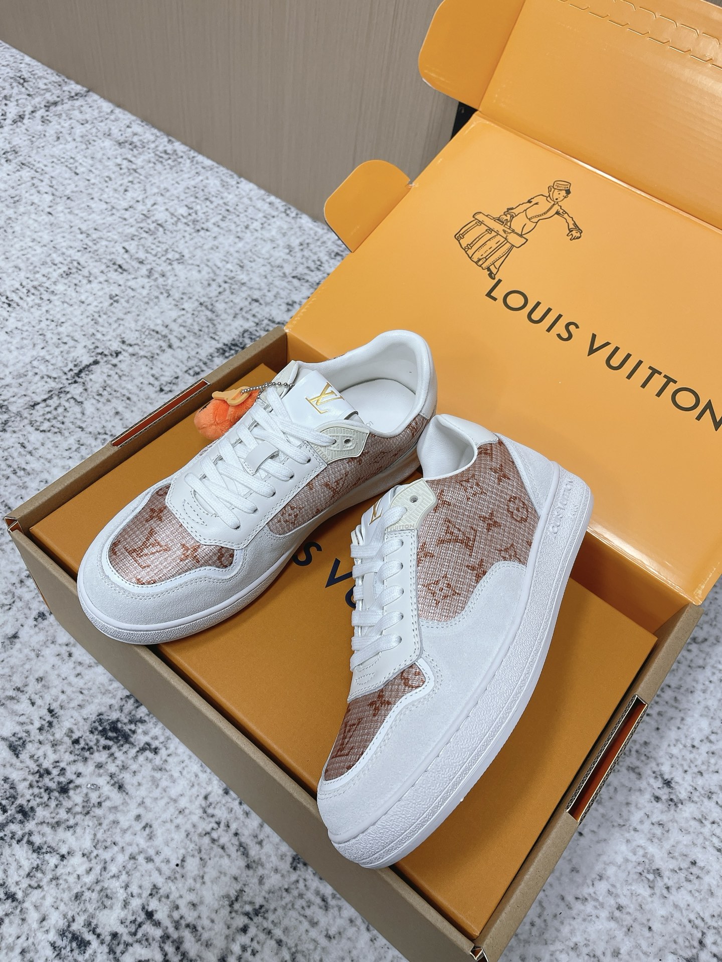 Louis Vuitton 路易威登LV秋冬最新款休闲运动鞋板鞋 购入开发 完美 压花logo品牌元素点缀鞋面和轻质橡胶外底
