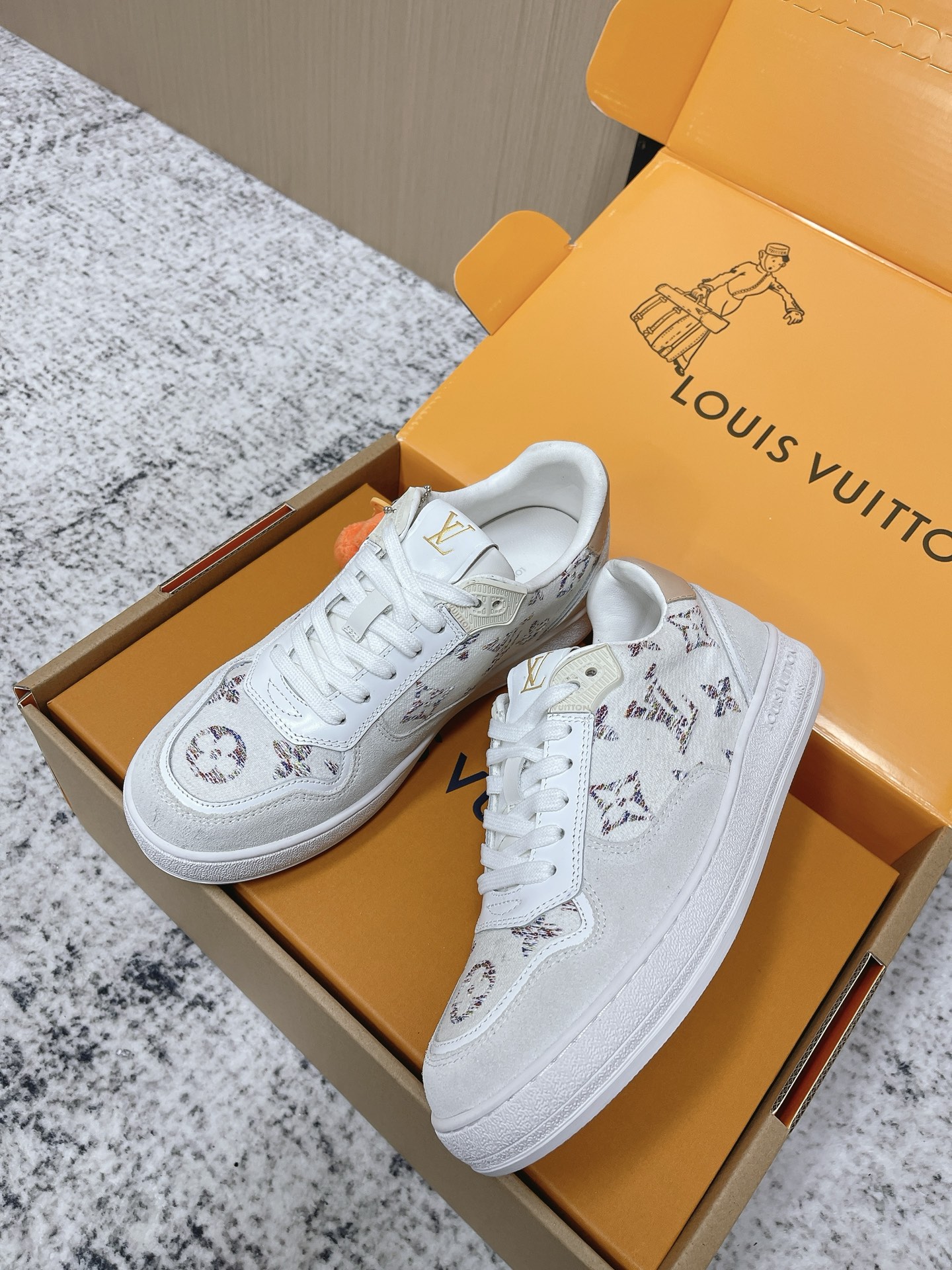 Louis Vuitton 路易威登LV秋冬最新款休闲运动鞋板鞋 购入开发 完美 压花logo品牌元素点缀鞋面和轻质橡胶外底