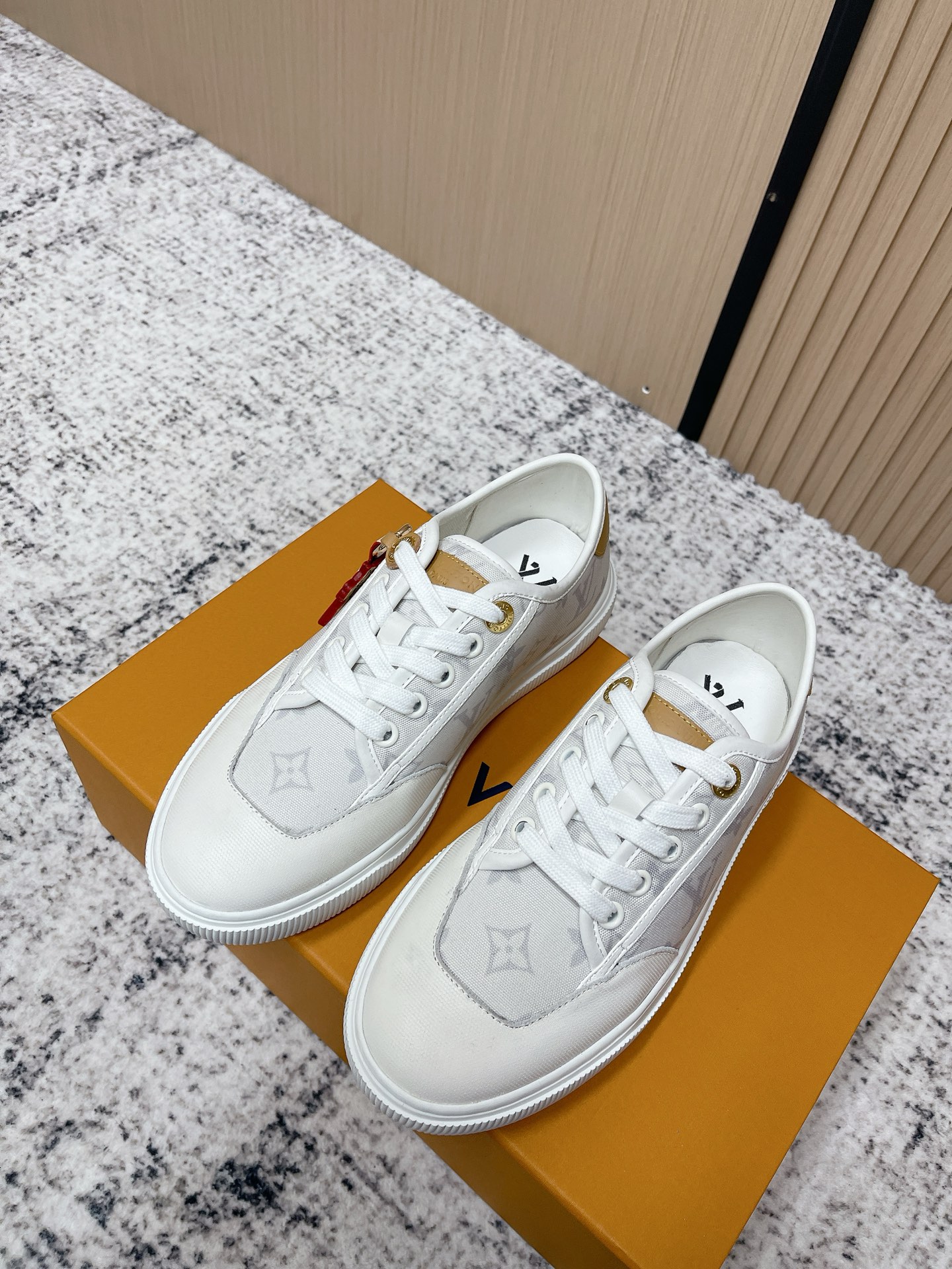 NO:692721,Top version of the donkey brand co-branded cat shoes. LV teamed up with cat artist Grace to bring a new series (ˊωˋ*) of cute cat stars. 'Cats are sneaky and cute! Size 35-39 (40/41 customization is non-returnable), casual shoes/sneakers half-flop, louis vuitton, louis vuitton, sneakers19860909顶级版本     驴牌联名款猫猫鞋 LV结合猫咪艺术家Grace带来全新系列(ˊωˋ*)呆萌猫星人可爱来袭「猫猫祟祟,可爱出击！ Size35-39（40/41定制不退换）,休闲鞋/运动鞋半拖,louis vuitton,louis vuitton,sneakers,Women's Shoes