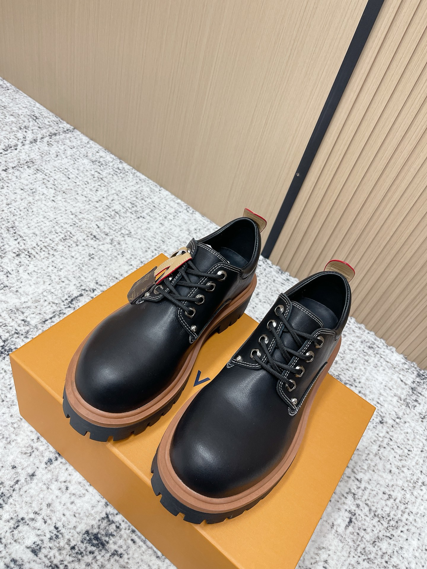 NO:692716,Top version, couple model, LV donkey brand retro large toe unisex style thick-soled casual small leather shoes, simple and elegant, versatile for all seasons, the upper foot is not bound by convention, you can be yourself as you like~ Cowhide upper, leather lining, outsole genuine leather welt, original rubber outsole Size 35-45 (customized for women 40 and men 45), loafers, louis vuitton, louis vuitton, loafers, cowhide19860909顶级版本 情侣款 LV驴牌复古大头中性风厚底休闲小皮鞋 简约大气百搭四季通用 上脚不被常规所拘束,随心所欲做自己～ 鞋面牛皮 内里牛皮 大底真皮沿条,原版橡胶大底 Size35-45（女40.男45定做）,乐福鞋,louis vuitton,louis vuitton,loafers,cowhide,Women's Shoes