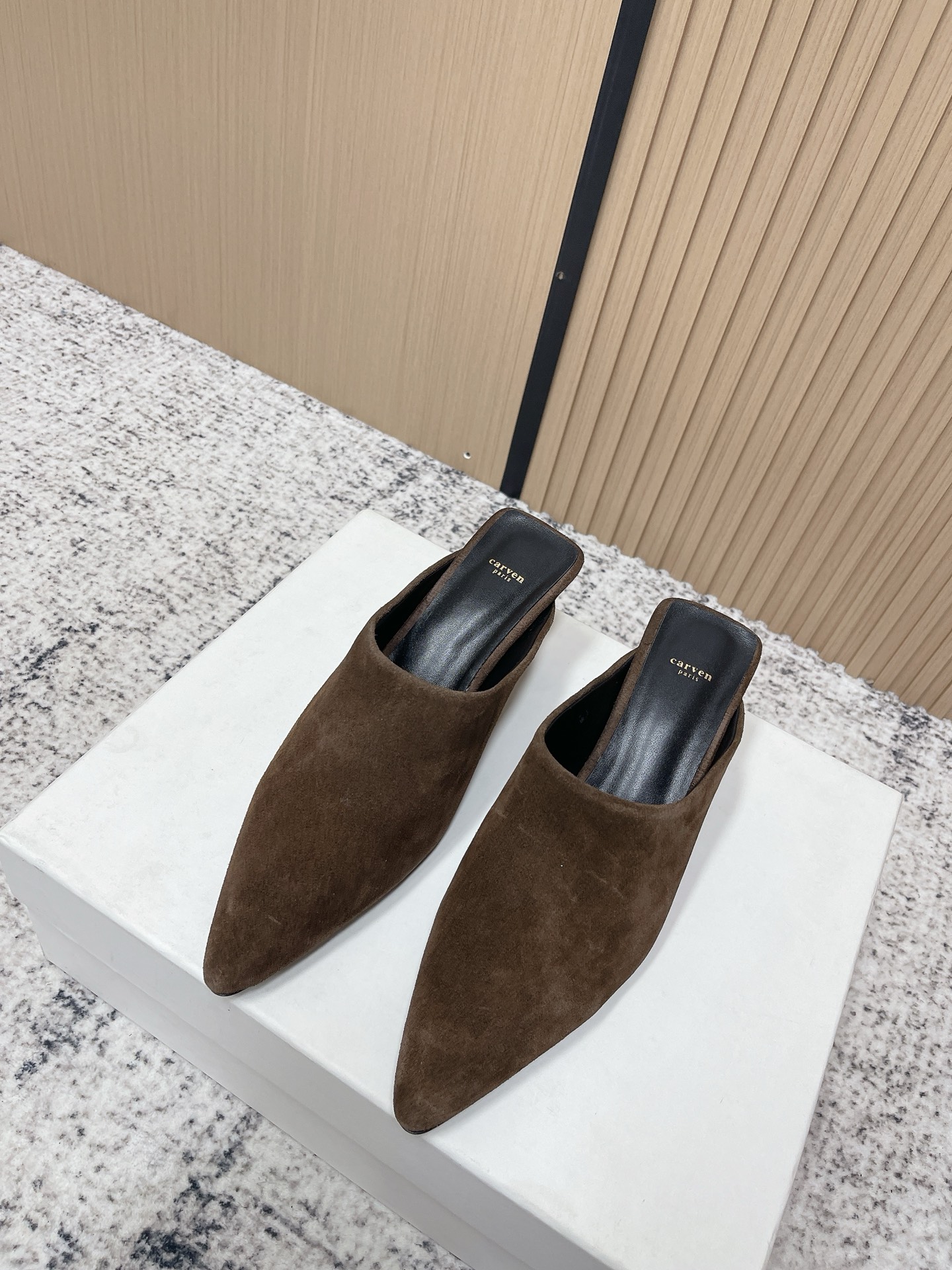 NO:696075,The top version of the carven26ss pointed-toe Muller high-heeled shoes and semi-drag high-heeled shoes adopts the ultimate pointed toe + Muller heelless design, the shoe body lines are neat and smooth, and the height ratio of the cat heel has been optimized to take into account elegance and wearing stability. The upper is mainly made of fine suede, and the lining is smooth leather. The material texture is high-end and soft to the touch. Different colors of suede also show different texture levels.  Without too much decoration, the minimalist design highlights the brand's French minimalist aesthetics. The simple pointed-toe Muller style can be adapted to various scenes such as commuting, dating, light socializing, etc. The dark color is versatile and classic, while the earthy color has a more retro texture. Upper Niu Jing Sheepskin lining Outsole Genuine leather outsole Increased by 5cm Size 35/40 (40 customizations are non-returnable and non-exchangeable), half-drag, high heels, sheepskin, Leather soles19860909顶级版本 carven26ss尖头穆勒高跟鞋半拖高跟 采用极致尖形鞋头+穆勒无后跟设计,鞋身线条利落流畅,猫跟的高度比例经过优化,兼顾优雅感与穿着稳定性.鞋面以细腻的绒面革为主,内里为光滑皮革,材质质感高级且触感柔软,不同色系的绒面革还呈现出不同的肌理层次. 无过多装饰,以极简设计凸显品牌的法式简约美学.简约的尖头穆勒款式可适配通勤、约会、轻社交等多种场景,深色系百搭经典,大地色系则更具复古质感. 鞋面牛京 内里羊皮 大底真皮大底 增高5cm 码数35/40（40定做不退不换）,半拖,high heels,sheepskin,Leather soles,Women's Shoes