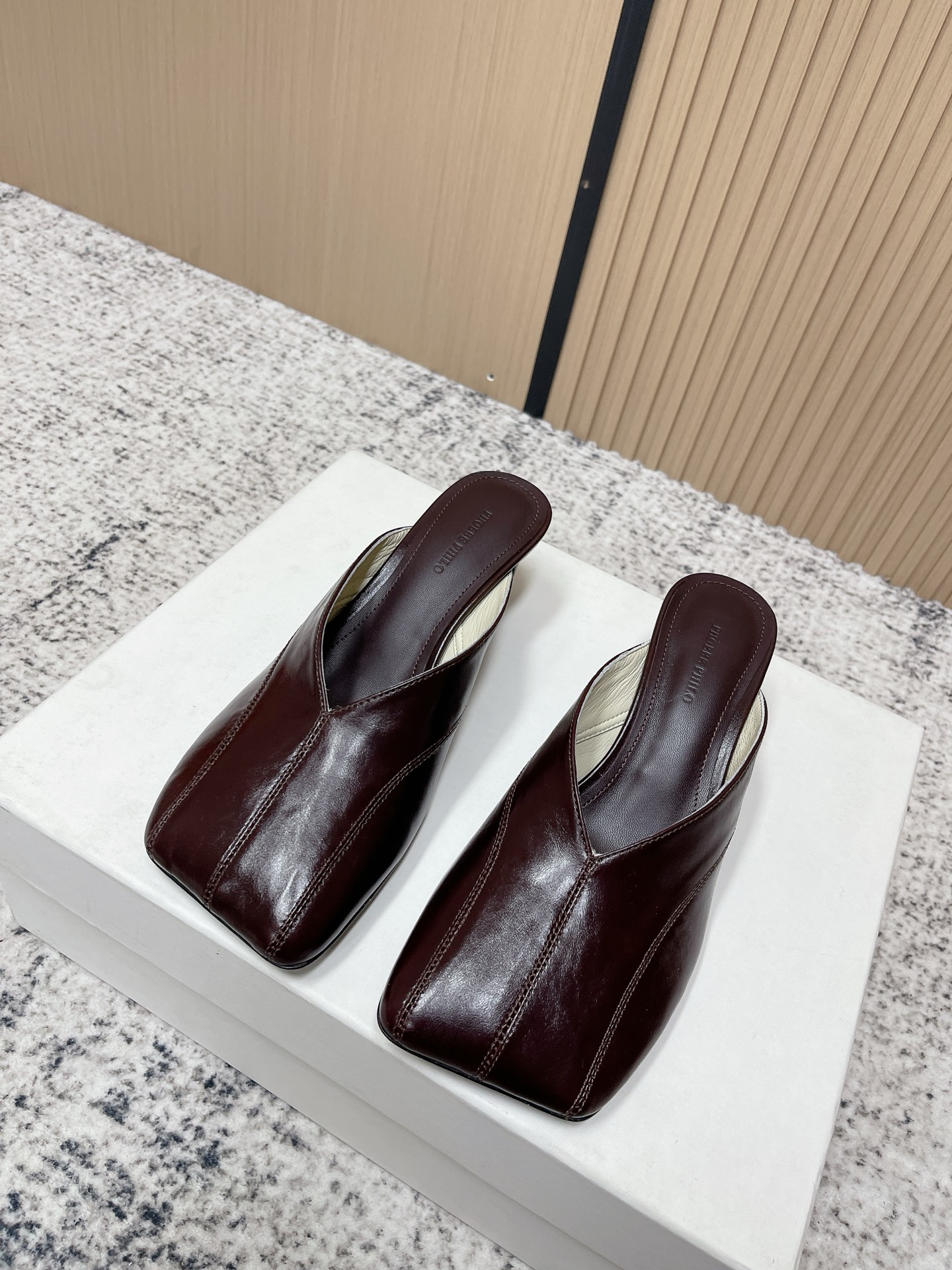 NO:696078,Top version: Phoebe Phil* high-heeled mules and half slippers. They adopt the ultimate square-toe mules shape. The toe line is tough and highly recognizable. The upper has a spliced seam design and a mid-to-low heel wedge structure, which combines styling and wearing stability. The heelless half-slip design is easy to put on and take off. Continuation of Phoebe  Philo's iconic minimalist avant-garde style abandons superfluous decoration and creates texture only through lines and materials; the colors are classic black and burgundy, high-end and highly recognizable, suitable for niche avant-garde, minimalist commuting and other dressing styles. Upper cowhide leather lining sheepskin outsole genuine leather outsole Heel height 5cm size 35-40 (40 size customization is non-returnable), half drag, slippers, cowhide, sheepskin, Leather soles19860909顶级版本: Phoebe Phil*高跟穆勒鞋半拖鞋单鞋 采用极致方头的包头穆勒拖造型,鞋头线条硬朗且极具辨识度；鞋面有拼接缝线设计,搭配中低跟的坡跟结构,兼具造型感与穿着稳定性；无后跟的半拖设计,穿脱便捷. 延续Phoebe Philo标志性的极简先锋风,摒弃多余装饰,仅通过线条和材质塑造质感；配色为经典的黑色、酒红色,高级且极具辨识度,适配小众先锋、极简通勤等穿搭风格. 鞋面牛皮 内里羊皮 大底真皮大底 跟高5cm size35-40码（40码定制不退换）,半拖,slippers,cowhide,sheepskin,Leather soles,Women's Shoes