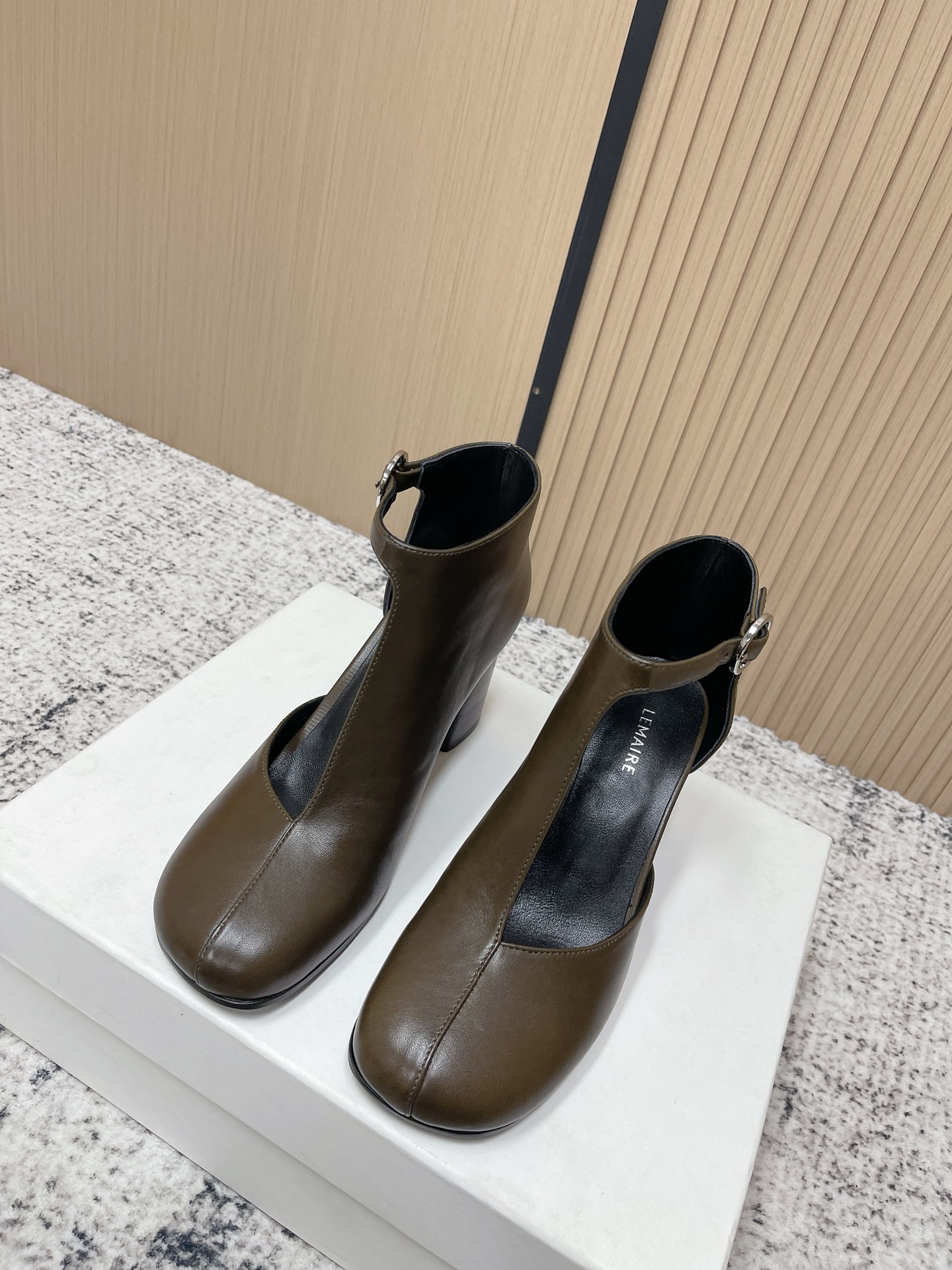 NO:696073,The top version Lemaire2026s spring and summer new model square round toe thick heel hollow short boots personalized high heel side hollow sandals. It adopts the combination of square round toe + thick heel. The shoe shape is a fusion of short boots and shallow mouth single shoes. The upper is made of hollow V-shaped cutting, with metal ring buckle decoration on the rear ankle. The lines are simple and functional, and the thick heel design takes into account both stability and aura.  It focuses on low-saturated milk tea brown and dark gray, which are classic minimalist colors; it continues LEMAIRE's consistent minimalist and French lazy style. The design emphasizes the balance between practicality and styling, and the details show the niche and light luxury tone. The upper is calfskin, the lining is sheepskin, the sole is Italian genuine leather, and the heel height is 8cm.  Size 35-39 (40.41 customized, non-refundable), boots, cowhide, sheepskin, Leather soles19860909顶级版本 Lemaire2026s 春夏新款 方圆头粗跟镂空短靴个性高跟侧空凉靴 采用方圆头+粗跟的组合,鞋型是短靴与浅口单鞋的融合款,鞋帮处做了镂空V型剪裁,搭配后踝的金属环扣装饰,线条简约又带有机能感,粗跟设计兼顾了稳定性与气场. 主打低饱和的奶茶棕与深灰色,是极简风的经典配色；延续了LEMAIRE一贯的极简主义与法式慵懒风格,设计强调实穿性与造型感的平衡,细节处尽显小众轻奢的调性. 鞋面小牛皮 内里垫脚羊皮 鞋底意大利真皮大底 跟高8cm 码数35-39（40.41定做不退换）,靴子,boots,cowhide,sheepskin,Leather soles,Women's Shoes