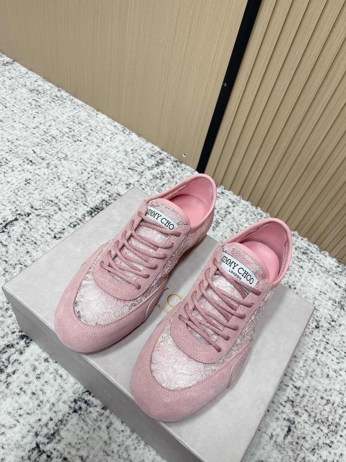 NO:696068,Top version JimmyChoo 2026vs the latest casual hot-selling series in early spring... The new version is on the shelves. This flat bottom has a high export rate in European and American street photography. It is also very popular on Instagram. I have adjusted the shoe last for a month to keep the smoothness of the overall line consistent with the original version. It is really charming. I believe women with taste will like it. JC's high heels will never disappoint, the goddess's weapon... Fabric: Original customized cowhide/net stitching process  Lining: original customized sheepskin/mesh stitching technology Foot pads: original customized sheepskin Outsole: original molded bottom Packaging: original full set of packaging Number of yards: 35-39 (40. Customized, non-refundable), casual shoes/sports shoes, jimmy choo, jimmy choo, sneakers, cowhide, sheepskin19860909顶级版本 JimmyChoo吉米周2026vs早春最新休闲爆款系列… 新款上架这款平底在欧美街拍中出境率超高,ins也是火了一把,调鞋楦都调了一个月整体线条流畅性保持跟原版一致,真的太有魅力了,我相信有品味的女人会看上它JC的高跟一向不会令人失望,女神的利器…… 面料:原版定制牛皮/网拼工艺 内里:原版定制羊皮/网拼工艺 垫脚:原版定制羊皮 大底:原版开模成型底 包装:原版全套包装 码数:35-39（40.定做不退换）,休闲鞋/运动鞋,jimmy choo,jimmy choo,sneakers,cowhide,sheepskin,Women's Shoes