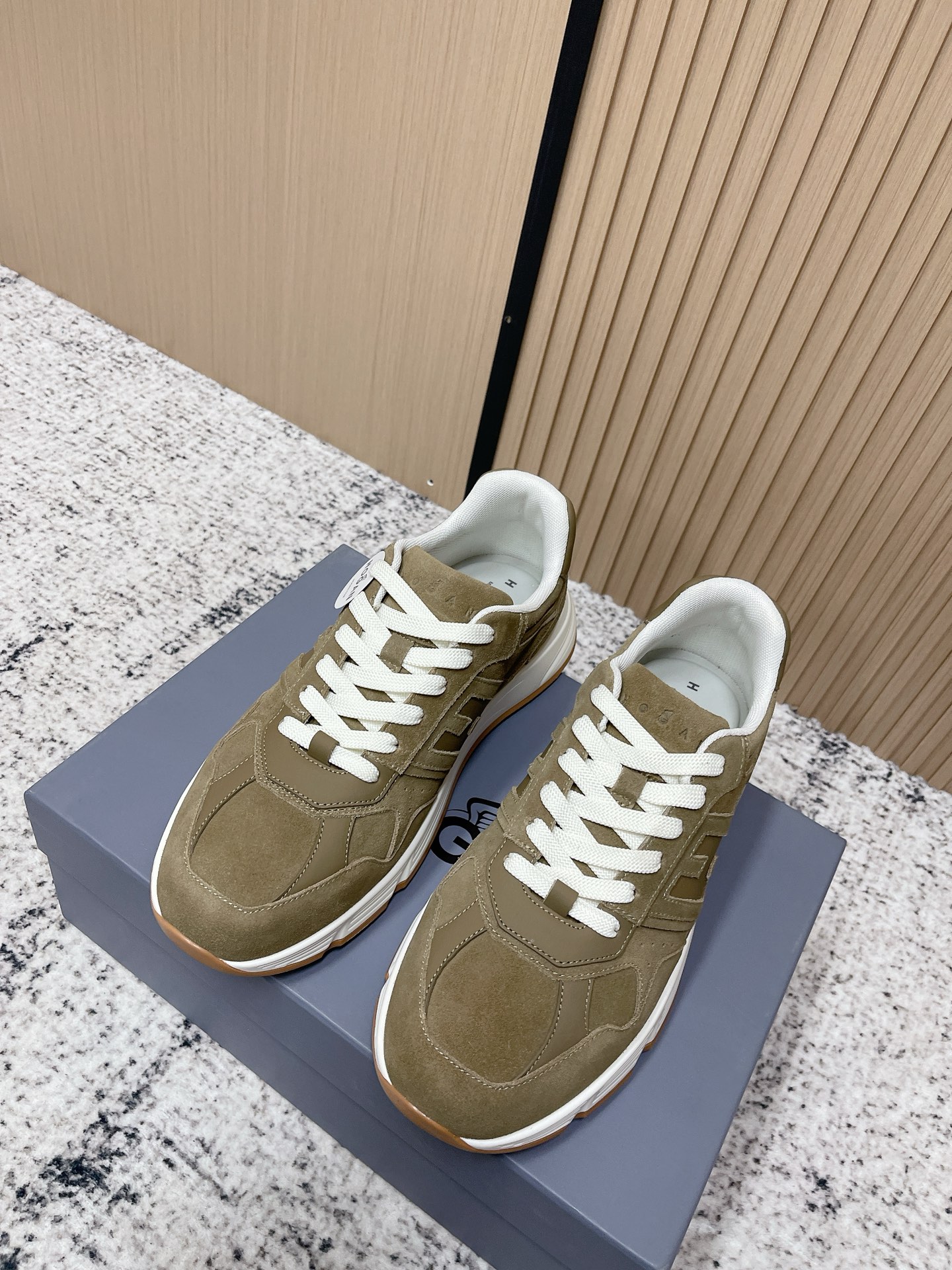 NO:696063,Top version Hogan Hogan 2025 men's casual sports shoes, high-end lace-up sneakers. This model is endorsed by Wu Lei. The same model at the counter. Futuristic luxury style. New lnteractive cube series. Imported Italian flocked suede cowhide + breathable Mesh mesh fabric + streamlined shoe body + super H letter design on the side. Texture layered lightweight sole. Memory foam insole. Increased anti-slip and wear-resistant IP classic outsole. Super comfortable on the foot. A must-have for trendy men.  Size: 38-46 (38.45.46 customized), casual shoes/sports shoes, hogan, sneakers, cowhide19860909顶级版本 Hogan霍根2025男士休闲运动鞋 高端系带板鞋 这款由吴磊倾情代言 专柜同款 未来主义 奢潮款 全新lnteractive cube系列 进口意大利进口植绒牛反绒牛皮+透气Mesh网布打造+流线型鞋身+侧超H字母设计 纹理层次感轻质鞋底 记忆泡沫内底 增高防滑耐磨IP经典大底 上脚超舒适 潮男必备款 码数:38-46（38.45.46定做）,休闲鞋/运动鞋,hogan,sneakers,cowhide,Women's Shoes