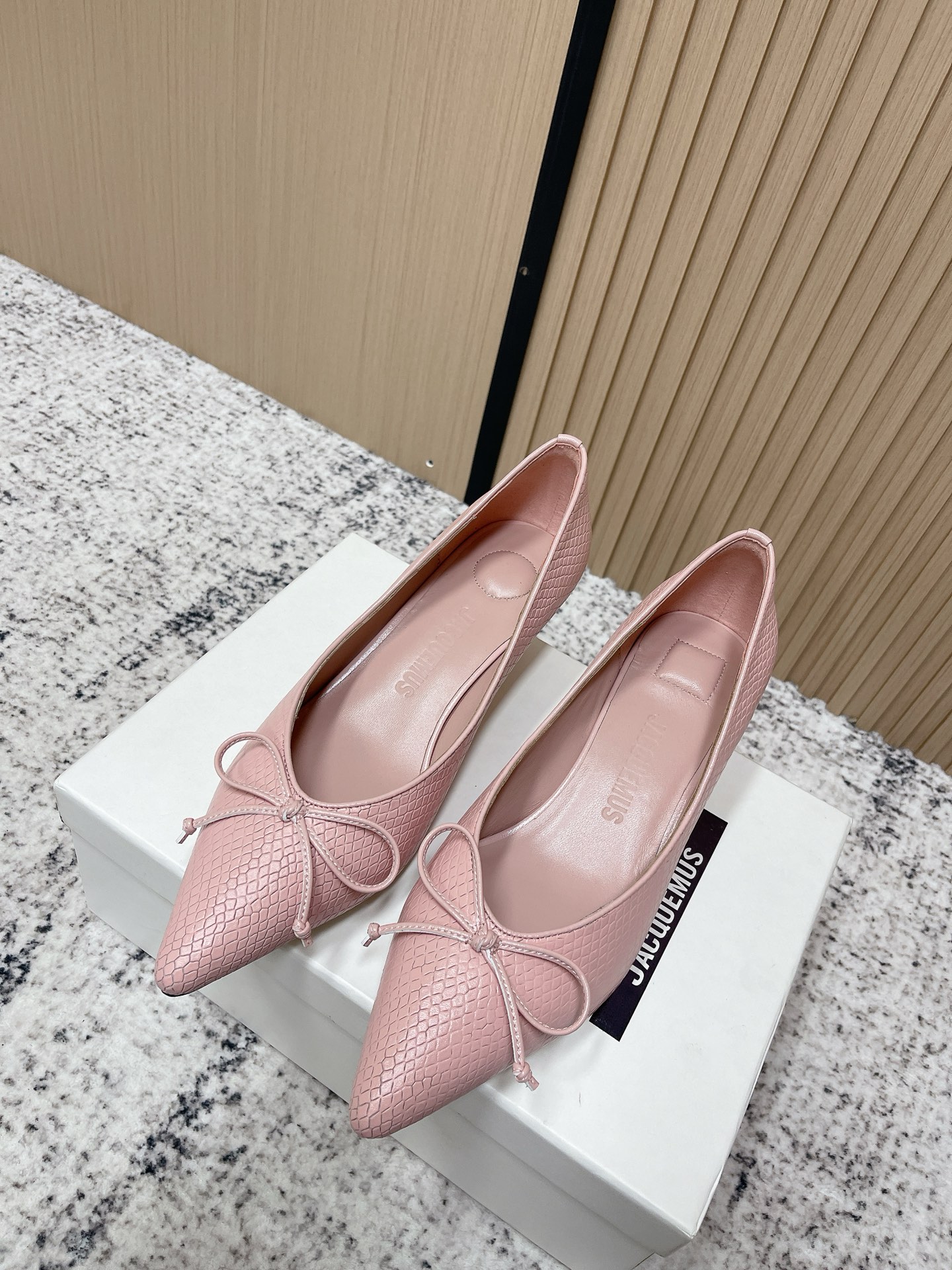 NO:696060,Top version JACQUEMUS 25WF new bow pointed cat-heeled high-heeled shoes. The material and craftsmanship are made of YB custom leather // the inner pads are all sheepskin // Italian imported genuine leather outsole. Heel height 3.5cm, size 35-40 (40 customized, non-refundable), high-heeled shoes, high heels, sheepskin, Leather soles19860909顶级版本 JACQUEMUS 25WF新品蝴蝶结尖头猫跟高跟鞋单鞋 材质工艺面料采用YB定制皮料//内里垫脚均为羊皮//意大利进口真皮大底 跟高3.5cm size35-40（40定制不退换）,高跟鞋单鞋,high heels,sheepskin,Leather soles,Women's Shoes