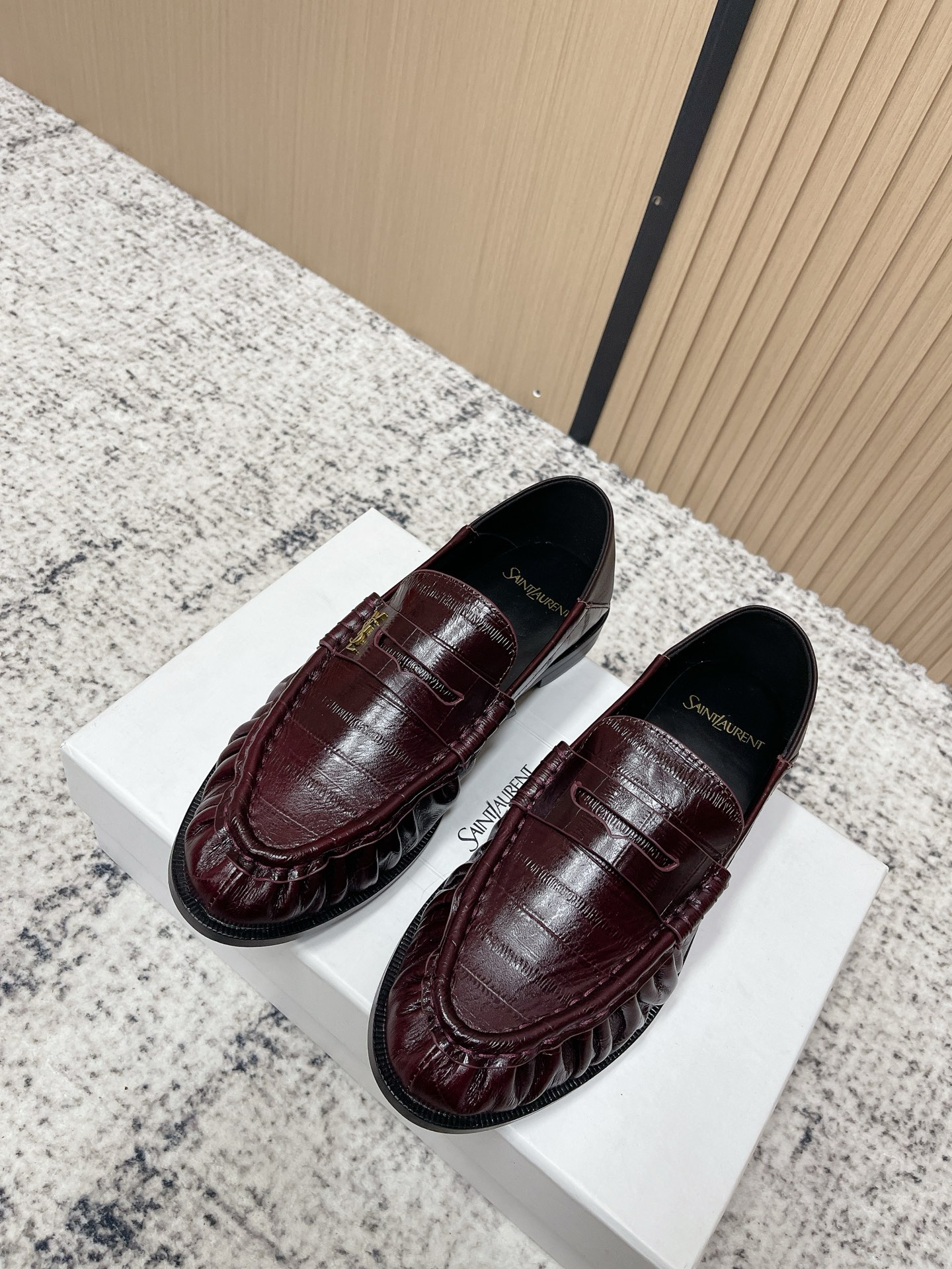 NO:696056,The top version of Saint Lauren*YSL Saint Laurent 25ss loafers are heeled and half-drag. The iconic small logo is the soul of this pair of shoes. It is presented on the shoe body in a low-key and delicate manner. Different from the big and flamboyant logo, it is quiet but eye-catching. It outlines YSL's unique fashion DNA with simple lines and inadvertently reveals the brand's profound heritage. The classic almond-shaped design of the toe cleverly modifies the foot shape and visually lengthens the foot line, highlighting elegance and delicacy.  Whether it is paired with simple wide-leg pants or a playful short skirt, it can be easily worn to show the charm of different styles and become the finishing touch in the look. The fabric is made of original customized leather, the inner pads are all sheepskin, Italian imported leather outsole size35-39 (customized in 40), loafers, saint laurent, saint laurent, saint laurent, loafers, skirts, sheepskin, Leather soles19860909顶级版本 Saint Lauren*YSL圣罗兰25ss乐福鞋踩跟半拖 标志性的小logo是这双鞋的灵魂所在 以低调而精致的姿态呈现于鞋身之上. 不同于张扬的大标识 它安静却醒目 用简洁线条勾勒出YSL独有的时尚DNA 在不经意间透露出品牌的深厚底蕴 鞋头的经典杏仁形设计 巧妙修饰脚型 在视觉上拉长足部线条 彰显优雅与秀气 . 无论是搭配简约阔腿裤 还是俏皮小短裙 都能轻松驾驭 展现不同风格魅力 成为造型中的点睛之笔. 面料采用原版定制皮料 内里垫脚均为羊皮 意大利进口真皮大底 size35-39（40定制）,乐福鞋,saint laurent,saint laurent,saint laurent,loafers,skirts,sheepskin,Leather soles,Women's Shoes