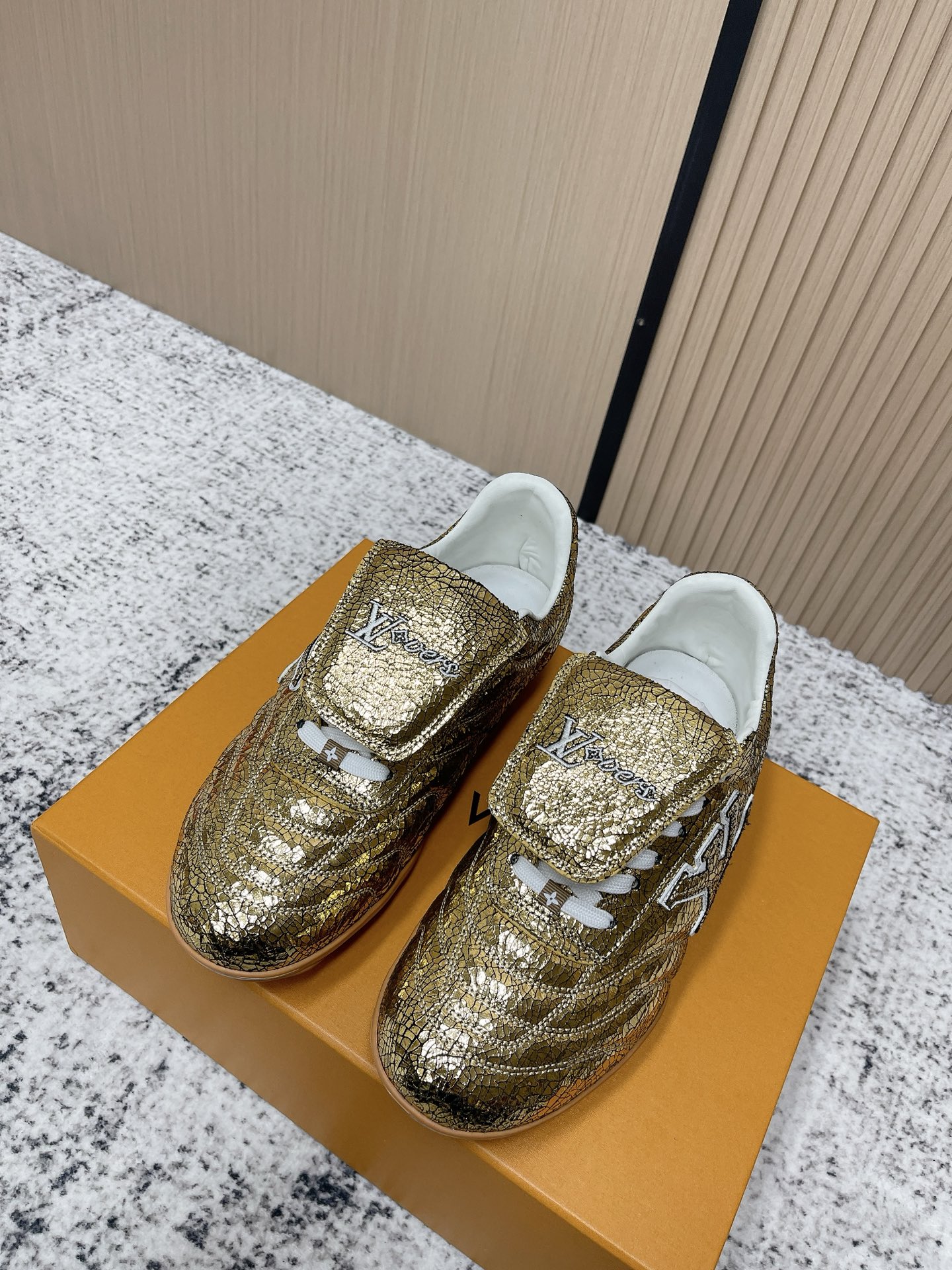 NO:696053,The top version of LV Louis Vuitton's latest Footprint series, couple's football sneakers, original purchase, development and production. This Footprint Soccer sneaker was unveiled in the 2026 Spring and Summer Series Fashion Show. It is the first sneaker designed by Pharrell Williams inspired by football shoes. The shoe is inspired by the football movement that spans generations and cultures, echoing the theme of unity and universal participation in the 2026 Spring and Summer Series Fashion Show. The shoe is famous for its smooth design, with a dynamic IV on the side. The Initials logo is embellished, the tongue is embellished with the Lvers United badge inspired by the football team, and the rubber soles with soles are decorated with multiple Louis Vuitton logos. Fabric: original imported cracked leather, original customized soft sheepskin lining, original open-molded two-color TPU combination sole, sole thickness 3.5CM Size: 35-45 (customized for women 40 and men 45), casual shoes/sports shoes, louis vuitton, louis vuitton,versace,sneakers,sheepskin19860909顶级版本 LV路易威登最新Footprint系列 情侣款足球运动鞋 原版购入开发 做货 这款 Footprint Soccer 运动鞋于2026春夏系列时装展中亮相,是Pharrell Williams 首次以足球鞋为灵感设计的运动鞋.鞋款的灵感来自跨越世代和文化的足球运动,呼应2026春夏系列时装展团结一致、全民参与的主题.鞋款以流丽的设计著称,侧面以富动感的IV Initials标志点缀,鞋舌缀有灵感来自足球队伍的Lvers United徽章,而脚掌纹橡胶鞋底饰有多款路易威登标志 面料:原版进口裂纹皮革 内里原版定制柔软羊皮里 鞋底原版开模双色TPU组合底 底厚3.5CM Size: 35-45（女40.男45定做）,休闲鞋/运动鞋,louis vuitton,louis vuitton,versace,sneakers,sheepskin,Women's Shoes