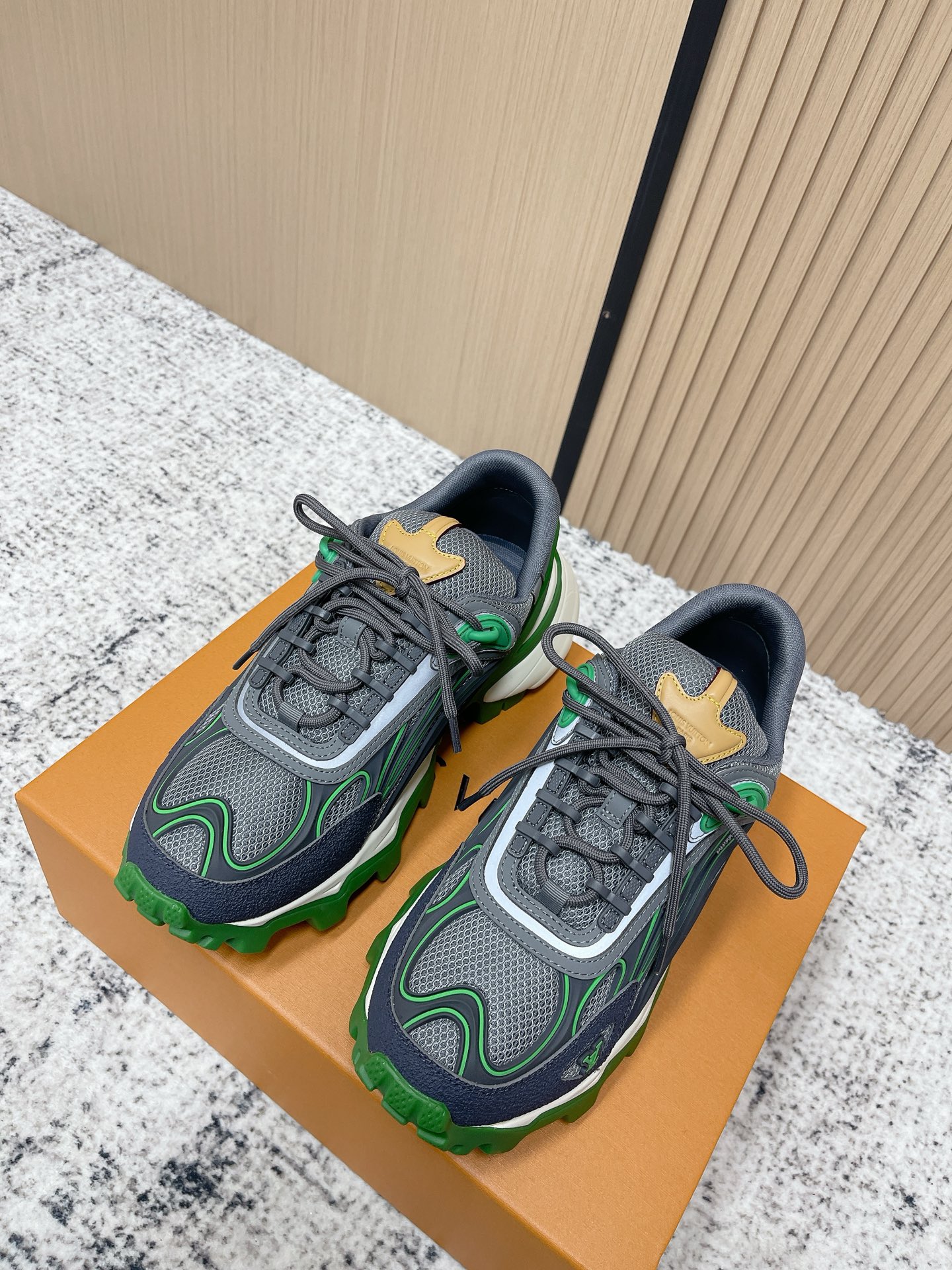 NO:696046,Top version LV Louis Vuitton Donkey Brand Couple's Summit Series Outdoor Casual Sports Shoes Hiking Shoes LV Summit sports shoes are known for their easy-to-wear modern style, which is suitable for both urban wear and outdoor environments. The upper is made of artificial leather and technical fabrics and other materials, and the pattern on it is reminiscent of the grain texture of Epi leather. The eye-catching ridges of the rubber outsole provide excellent grip and stability. Fabric: Original custom imported cowhide + mesh Inner:  Original customized breathable mesh lining Outsole: Original molded foam rubber material Sole thickness: 5CM Size: 35-45 (customized for women 40 and men 45), casual shoes/sports shoes, louis vuitton, louis vuitton, louis vuitton, sneakers, cowhide19860909顶级版本 LV路易威登 驴牌 情侣款 Summit系列 户外 休闲 运动鞋 徒步鞋 LV Summit 运动鞋以易搭摩登风格见长,既适合城市穿着,也能胜任户外环境.鞋面由人造革与科技织物等多种材质拼接而成,其上的图案令人联想起 Epi 皮革的粒面纹理.橡胶外底的醒目凸纹,提供了出色抓地力与稳定性 面料: 原版定制进口牛皮+网面 内里: 原版定制透气网里 大底: 原版开模发泡橡胶材质 底厚: 5CM Size: 35-45（女40.男45定做）,休闲鞋/运动鞋,louis vuitton,louis vuitton,louis vuitton,sneakers,cowhide,Women's Shoes