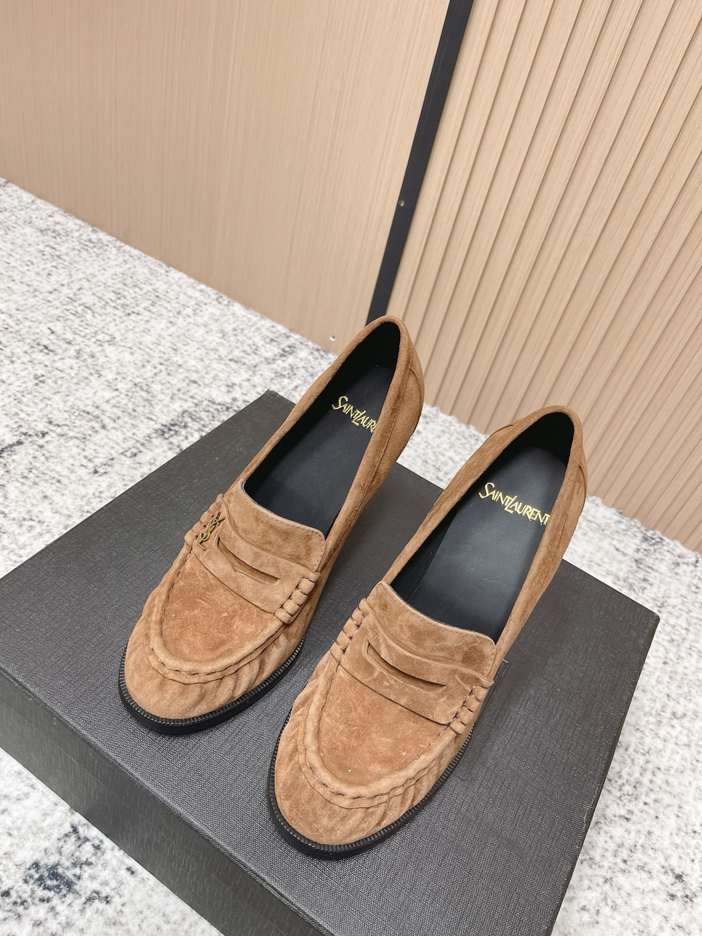 NO:706228,Top quality Saint Laurent Saint Laurent fw26 new arrival~ YSL LE LOAFER high-heeled loafers series 26Fw spring and summer new retro texture eel pattern pleated high-heeled loafers/mules suede old money style high-heeled shoes/half slippers slip-on casual shoes  Iconic pleated toe box + handmade moccasin stitching, with a retro sense of relaxation; the shoe body is a classic slip-on design of loafers, with a metal YSL logo, which is simple and recognizable. Leather lining + genuine leather outsole, both texture and comfort are online. The style is highly adaptable, and can be worn with formal wear (suits/skirts) for a sophisticated route, or with casual wear, jeans/sweatshirts, creating a sense of relaxation. It is a light luxury item that can be worn with multiple wears.  Upper cowhide/fetal cow suede/butter leather, lining silk sheepskin, sole Italian double-layer thickened genuine leather outsole, heel height 10cm, size 35-39 (40.41 custom made, non-returnable), high heels, saint laurent, saint laurent, saint laurent, loafers, high heels, slippers, hoodie, sweatshirts, skirts, jeans, business  suit,cowhide,sheepskin,chamois leather,Leather soles19860909顶级品质 Saint Laurent 圣罗兰fw26 new arrival～ YSL LE LOAFER高跟乐福鞋系列 26Fw春夏新款复古质感鳗鱼纹褶皱高跟乐福鞋/穆勒鞋麂皮绒面老钱风高跟单鞋/半拖鞋一脚蹬休闲鞋 标志性褶皱鞋头+手工莫卡辛缝线,自带复古松弛感；鞋身是乐福鞋经典一脚蹬设计,搭配金属YSL标志,简约又有辨识度. 皮革内衬+真皮大底,质感和舒适度都在线.风格适配性强,既能搭正装（西装/裙装）走精致路线,也能配休闲装,牛仔裤/卫衣,打造松弛感,属于“一鞋多穿”的轻奢单品. 鞋面牛皮/胎牛反绒/牛油皮 内里垫脚丝绸羊皮 鞋底意大利双层加厚真皮大底 跟高10cm 码数35-39（40.41定做不退换）,高跟鞋单鞋,saint laurent,saint laurent,saint laurent,loafers,high heels,slippers,hoodie,sweatshirts,skirts,jeans,business suit,cowhide,sheepskin,chamois leather,Leather soles,Women's Shoes
