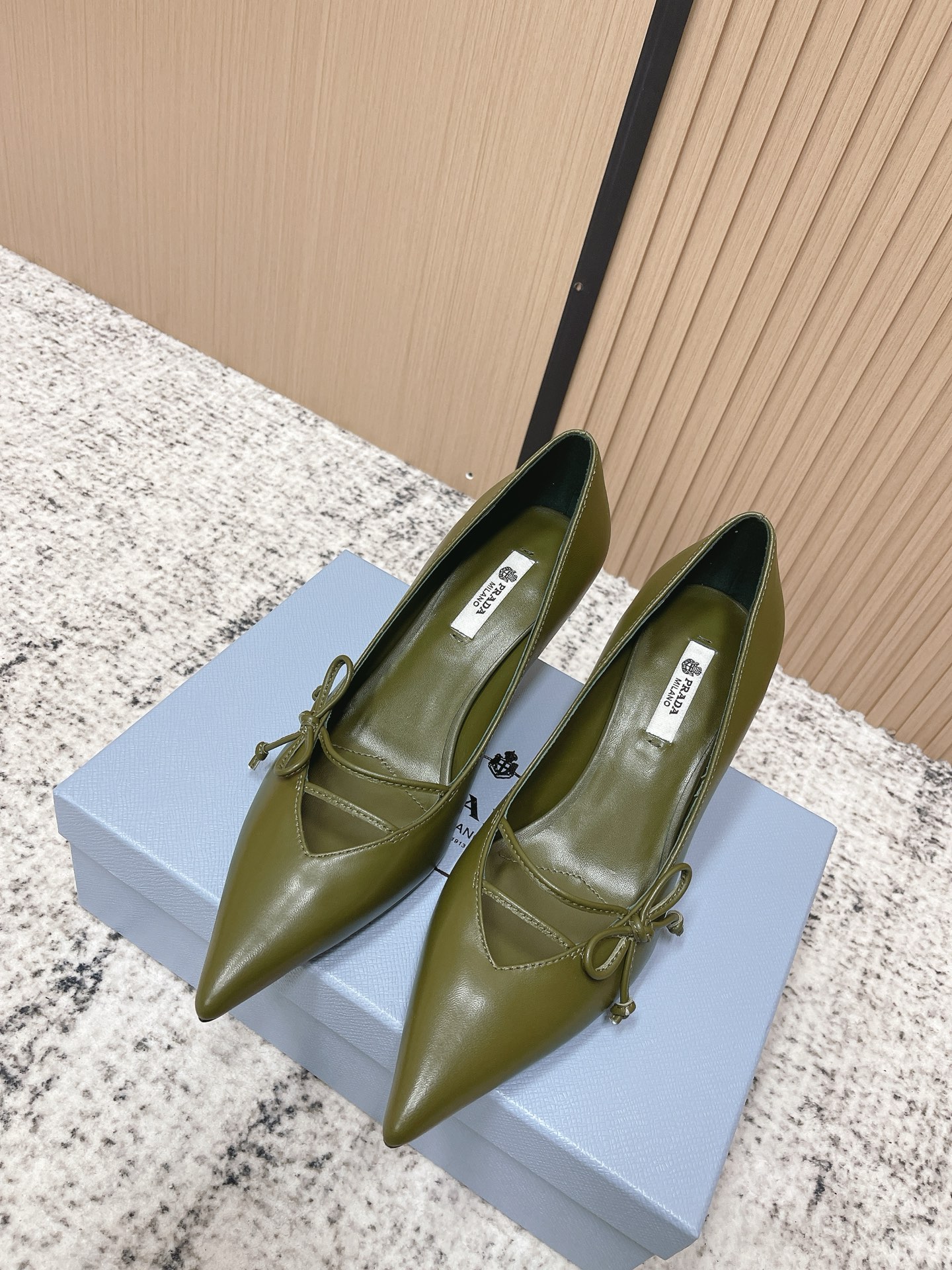 NO:706224,Top quality spring and summer new Prada, Prada's latest catwalk style pointed toe bow high heels, buckled side hollow stiletto heels, retro old money style kitten heels, minimalist beauty that has been missing in the fashion industry for a long time, fashionable and exquisite, giving a high-end feel for daily wear.  Strong lines and bold details transform the high-heeled shoes that symbolize femininity into a unique and non-traditional design. The pointed-toe silhouette is made of cow leather, with obvious stitching and intentionally unfinished raw cutting edges. The exquisite stiletto heels perfectly present the multi-faceted style of this shoe. Made of high-quality leather material, the texture is high-end, showing a retro and modern texture, and the craftsmanship is fine, reflecting the brand's high-end quality. The stiletto heel design enhances the wearer's aura while maintaining good stability, suitable for daily commuting or special occasions.  Upper cow patent leather/calf leather, inner padding sheepskin, heel height 5.5/7.5cm, Italian genuine leather outsole, size 35-39 (40.41 custom-made, non-refundable), high-heeled shoes, prada, prada, high heels, cowhide, sheepskin, Leather soles19860909顶级品质 春夏新款Prada 普拉达最新走秀款尖头蝴蝶结高跟鞋 搭扣侧空细跟单鞋 复古老钱风小猫跟单鞋 时尚界久违的极简之美 时髦又精致 日常穿出高级感 强烈的线条和大胆的细节将象征女性魅力的高跟鞋转变为独特而非传统的设计.尖头廓形采用牛皮革,具有明显的缝线和故意未完成的原始切割边缘.精致的细高跟完美呈现出此款鞋履的多面风格. 选用优质皮革材质,质感高级,呈现出复古又摩登的质感,工艺精细,体现品牌高端品质.细高跟设计,提升穿着者气场,同时保持了较好的稳定性,适合日常通勤或特殊场合穿着. 鞋面牛漆皮/小牛皮 内里垫脚羊皮 跟高5.5/7.5cm 鞋底意大利真皮大底 码数35-39（40.41定做不退换）,高跟鞋单鞋,prada,prada,high heels,cowhide,sheepskin,Leather soles,Women's Shoes